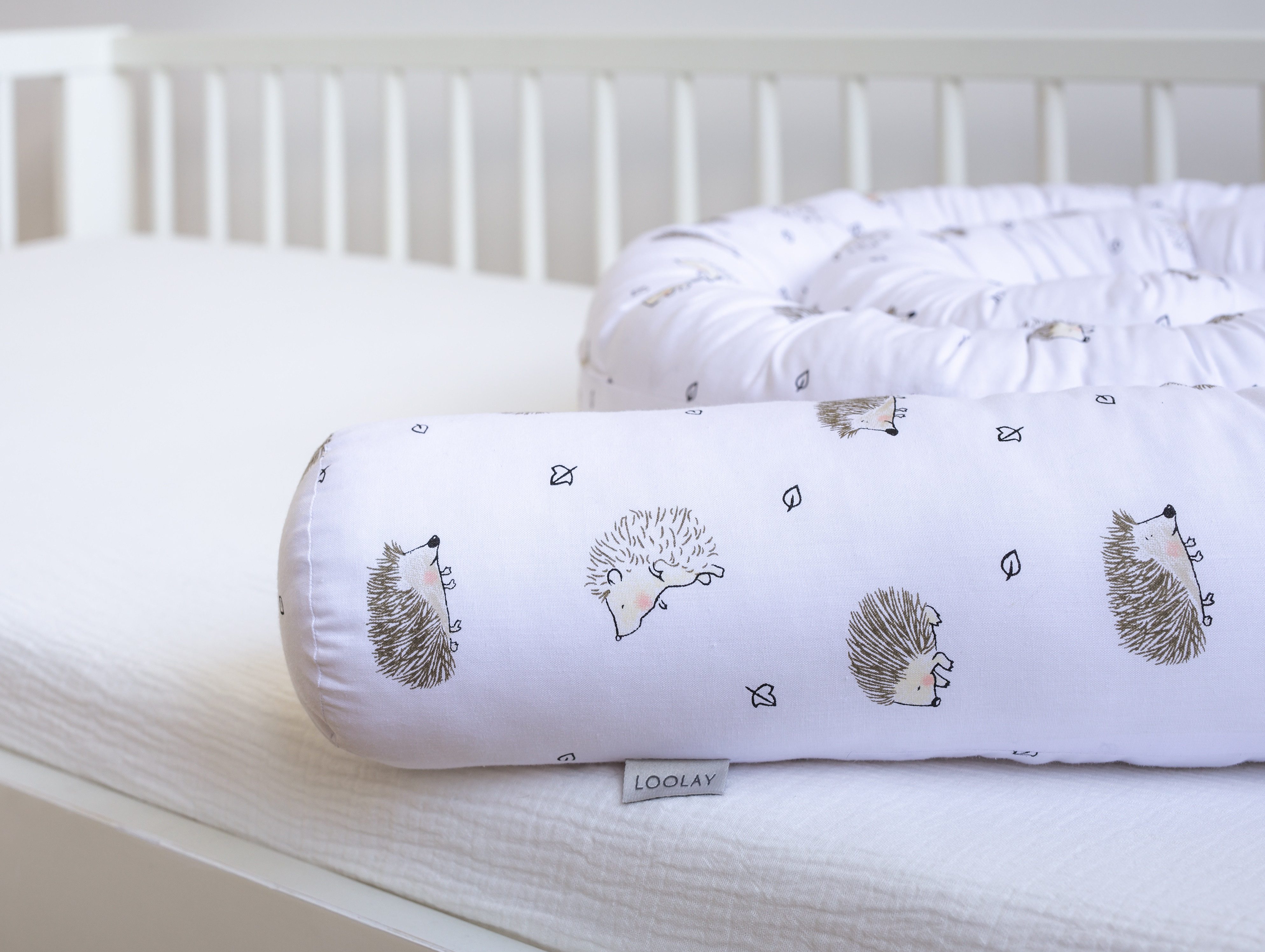 Loolay Nestchenschlange IGEL Braun BIO-Baumwolle Multifunktion PREMIUM Bettschlange Schlange, (Bettumrandung Krabbeldecke Babybett Umrandung Schlange Bett Kopfschutz, Zierkissen Bettrolle Dekokissen Zugluftstopper - Super GESCHENK), LOOLAY® - 100% Europäische Stoffe und Kleinserien-Nähen!