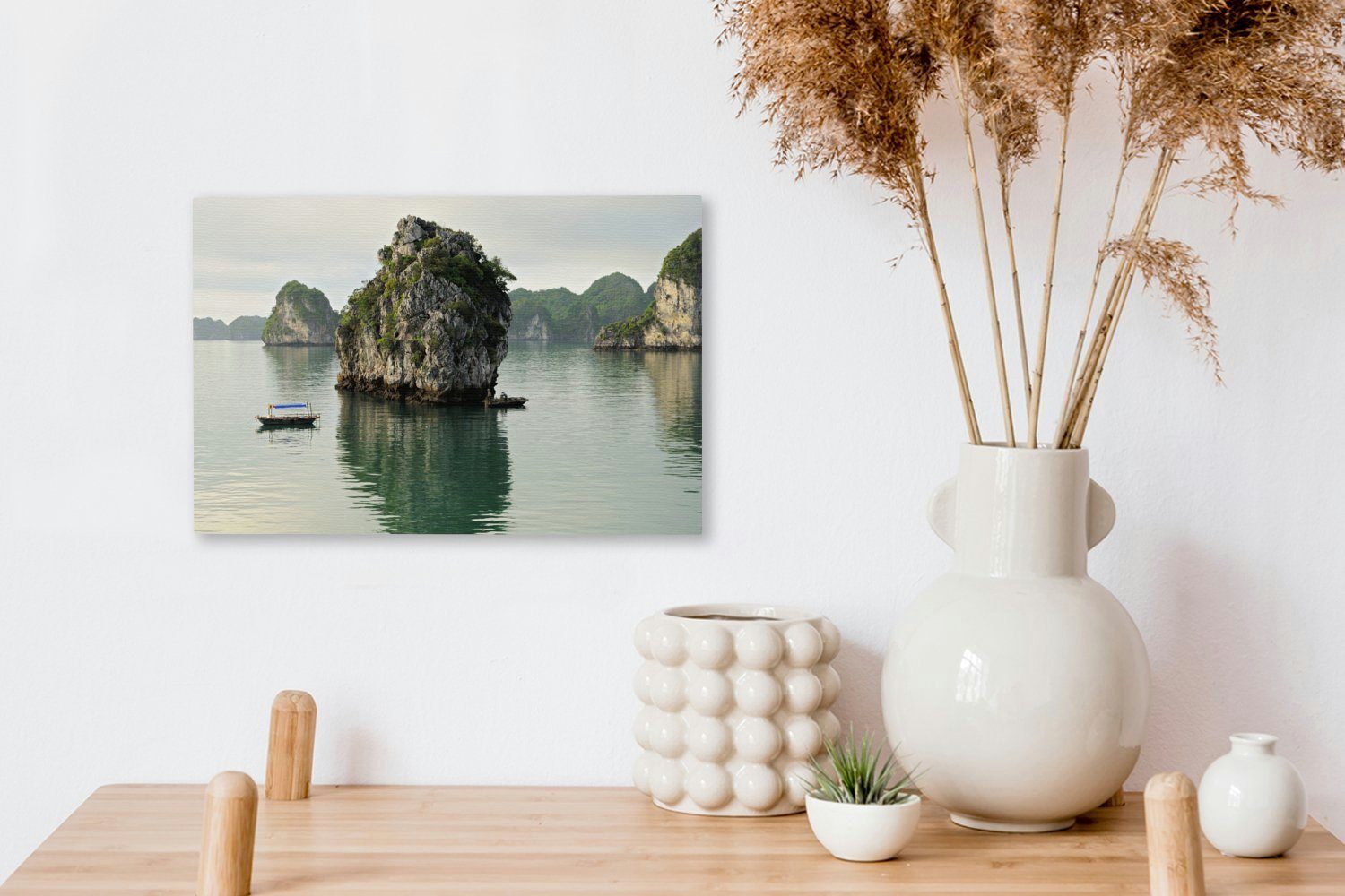 Bay in (1 Wandbild Wasser treibenden mit Wanddeko, auf Fischerboot Aufhängefertig, Leinwandbilder, cm St), einem Long Leinwandbild Vietnam, Ha dem 30x20 OneMillionCanvasses®