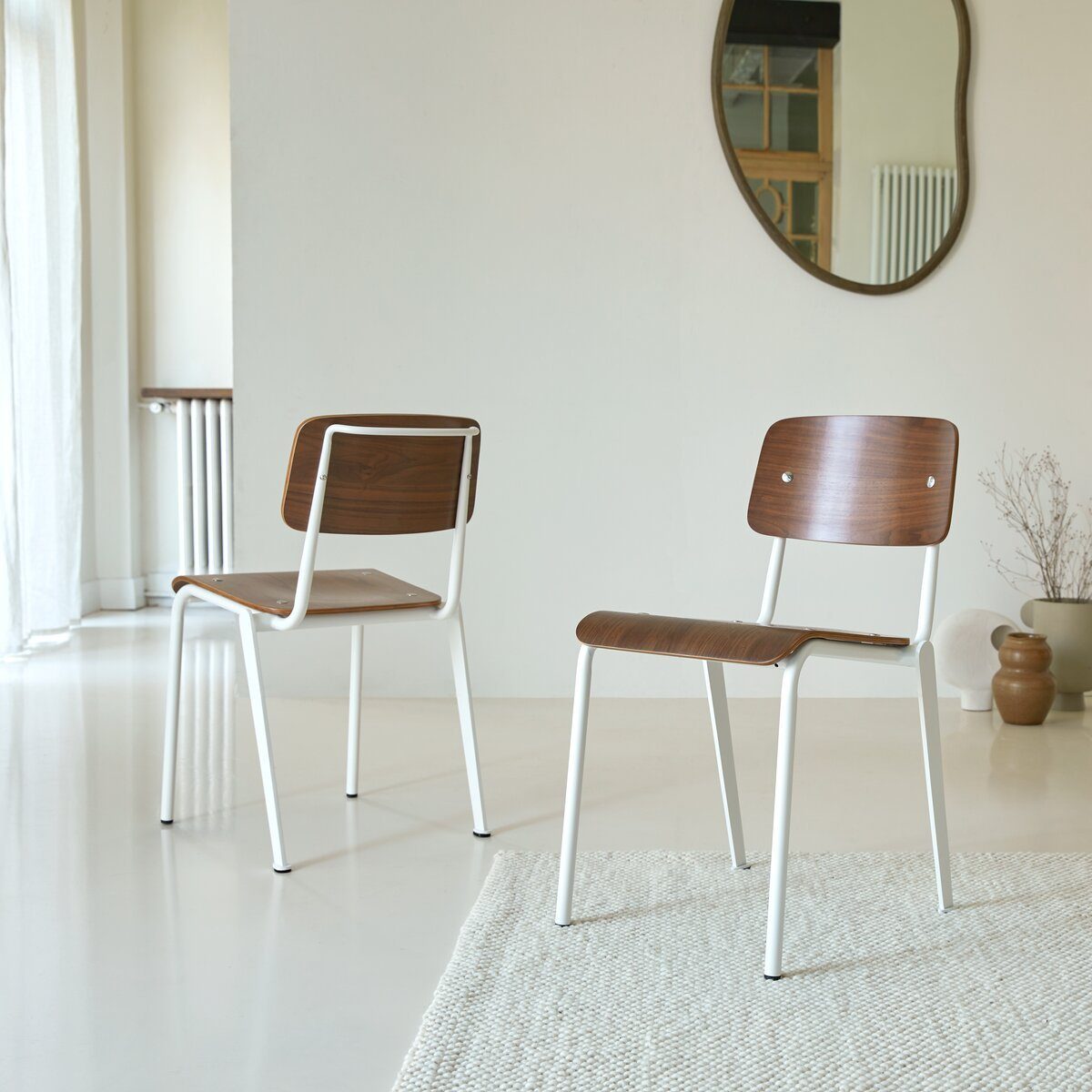 Tikamoon Esszimmerstuhl Stuhl aus Nussbaum und Metall white