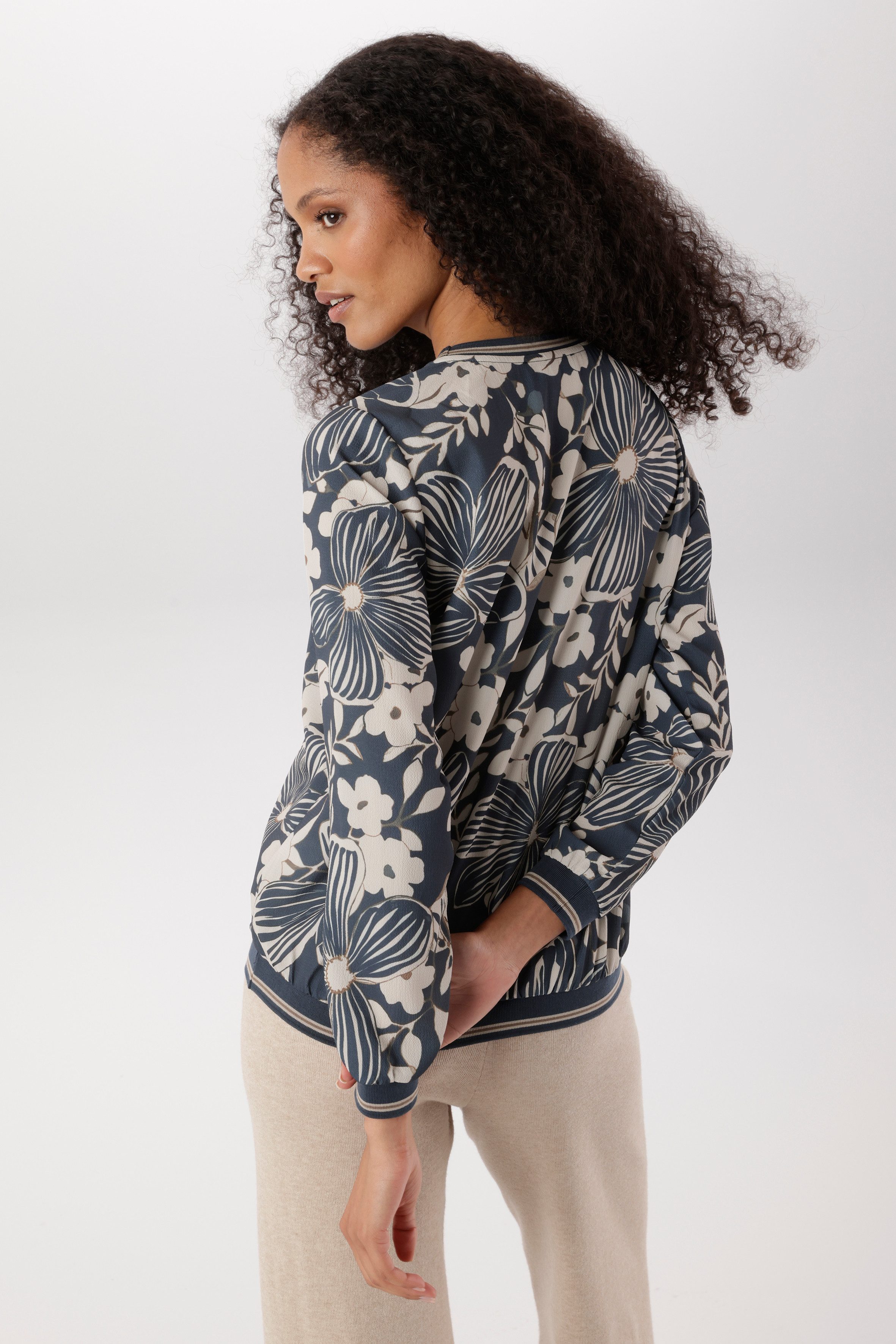 Aniston SELECTED Shirtbluse mit sportiven Bündchen und floralem Druck - NEUE KOLLEKTION – Bild 2 von 5