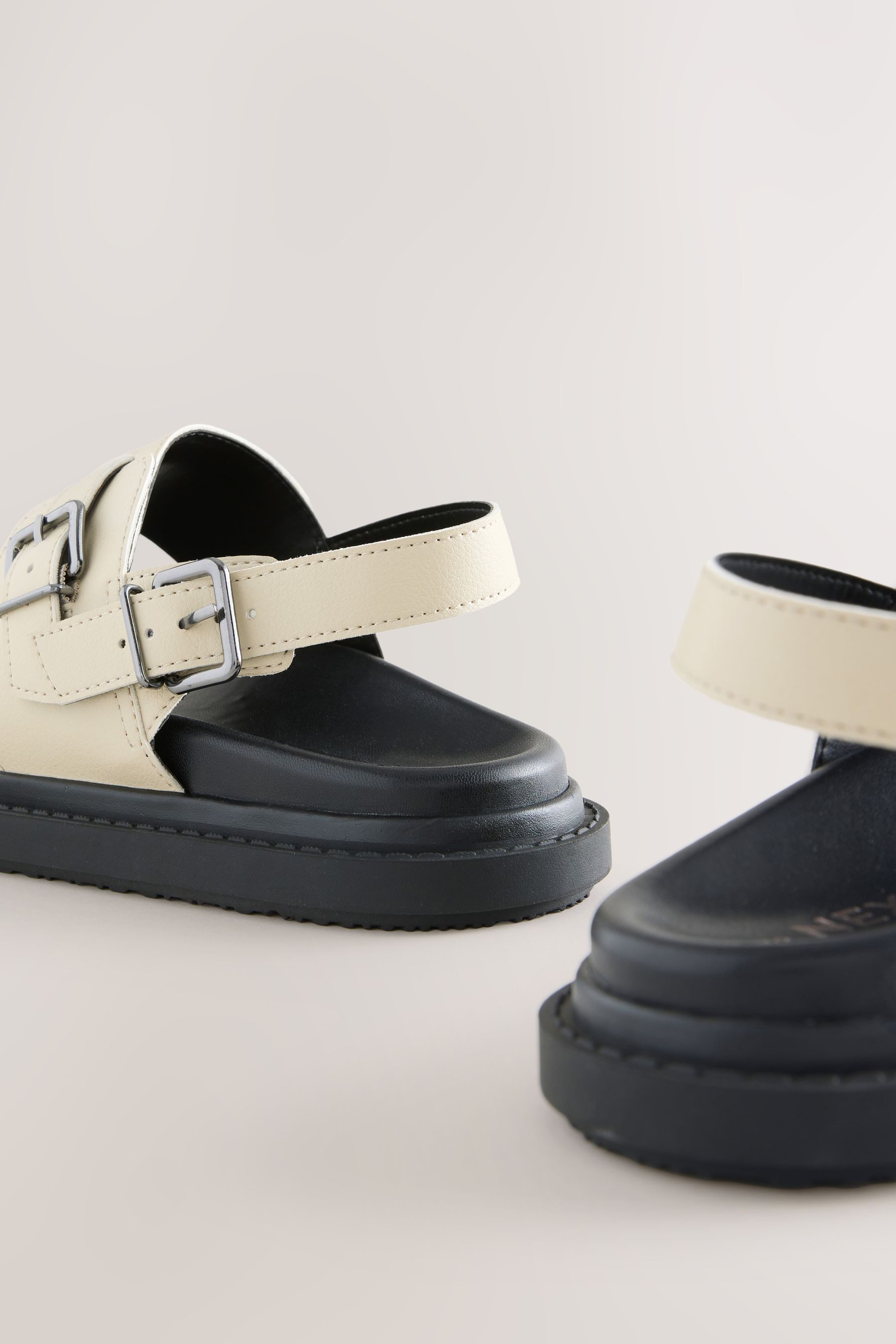 Next Sandalen mit Schnalle robustem Fußbett Sandale (1-tlg)