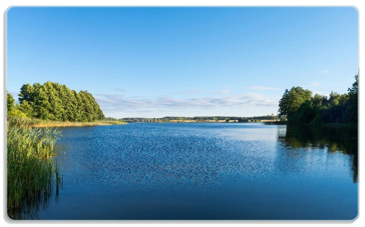 Wallario Frühstücksbrett Malerischer See mit Schilf unter blauem Himmel, ESG-Sicherheitsglas, (inkl. rutschfester Gummifüße 4mm, 1-St), 14x23cm