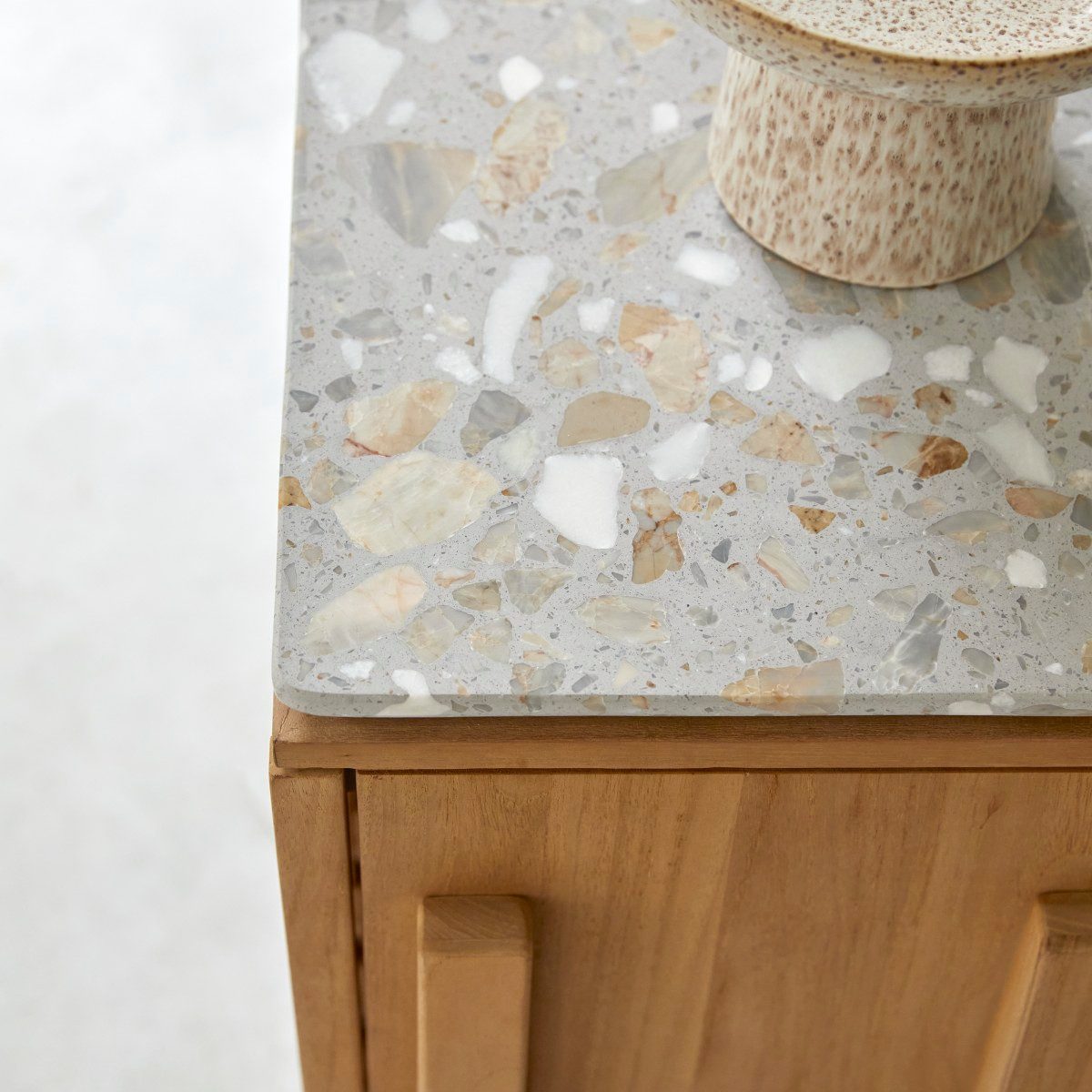 Tikamoon Konsolentisch Konsole aus massivem Teakholz und Premium-Terrazzo