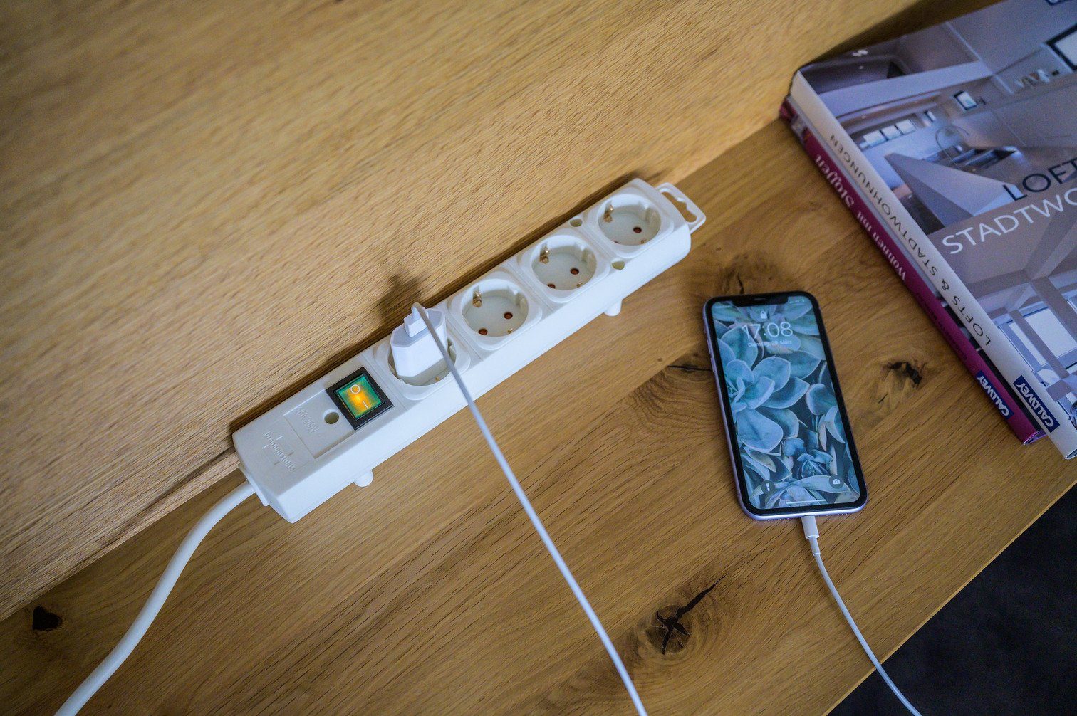 Brennenstuhl Comfort-Line Plus Steckdosenleiste 4-fach (Schalterbeleuchtung, Kabellänge 2 m), mit Flachstecker, Schalter und extra breiten Abständen der Steckdosen