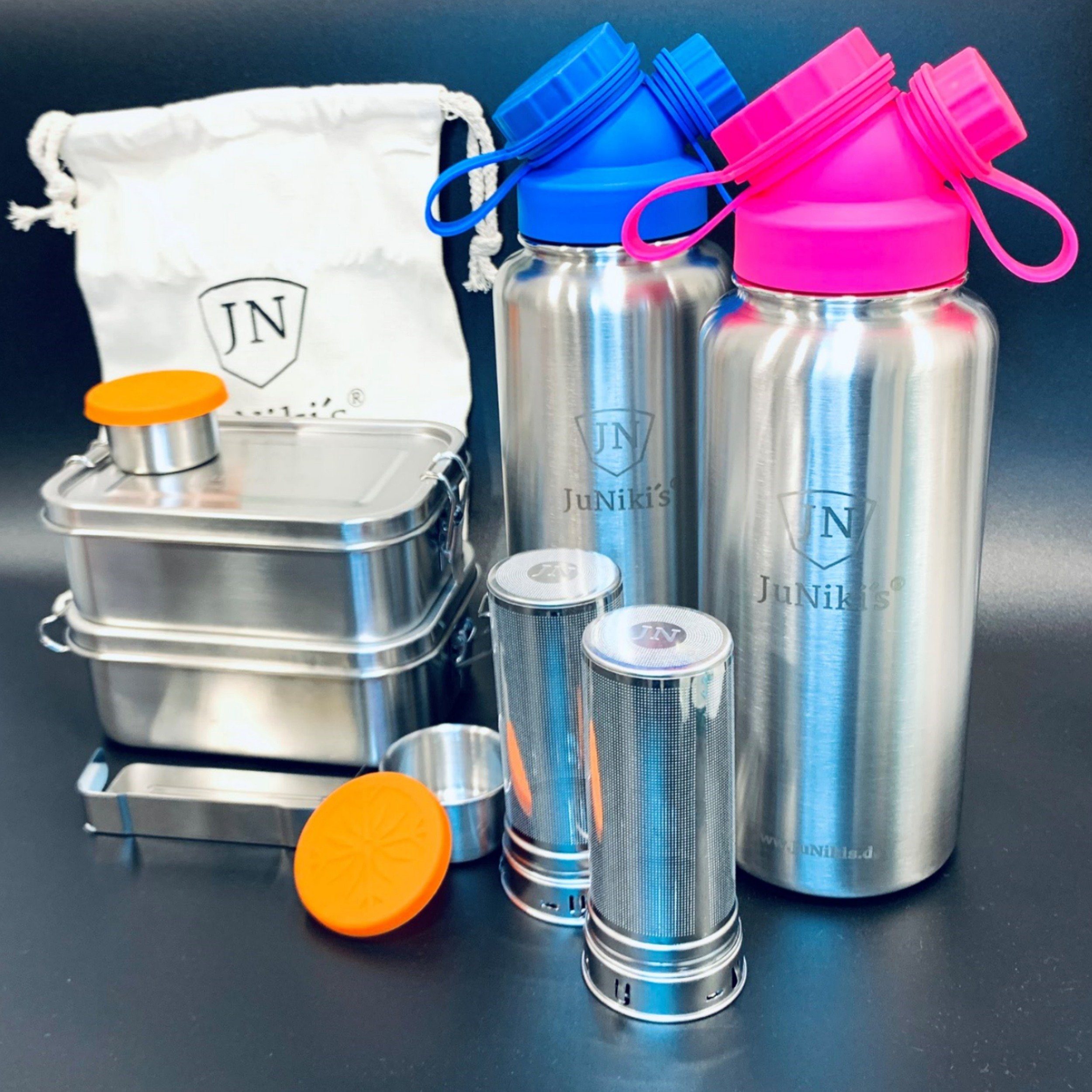 JN JuNiki´s Trinkflasche eco line isolierte Edelstahl Trinkflasche 1 Liter - 2er Set mit Lunchbox zum Vorteilspreis, Auslaufsicher bei Kohlensäure, Geschirrspüler-tauglich, mit praktischem Deckel mit Trink- und Nachfüllöffnung, Teefilter inklusive Blau-Pink