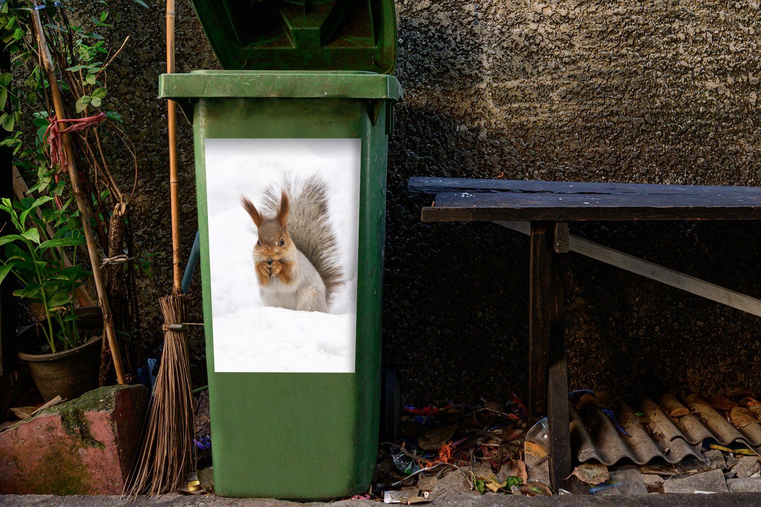 MuchoWow Wandsticker Eichhörnchen - Tier St), - Schnee Sticker, Abfalbehälter Mülltonne, (1 Mülleimer-aufkleber, Container