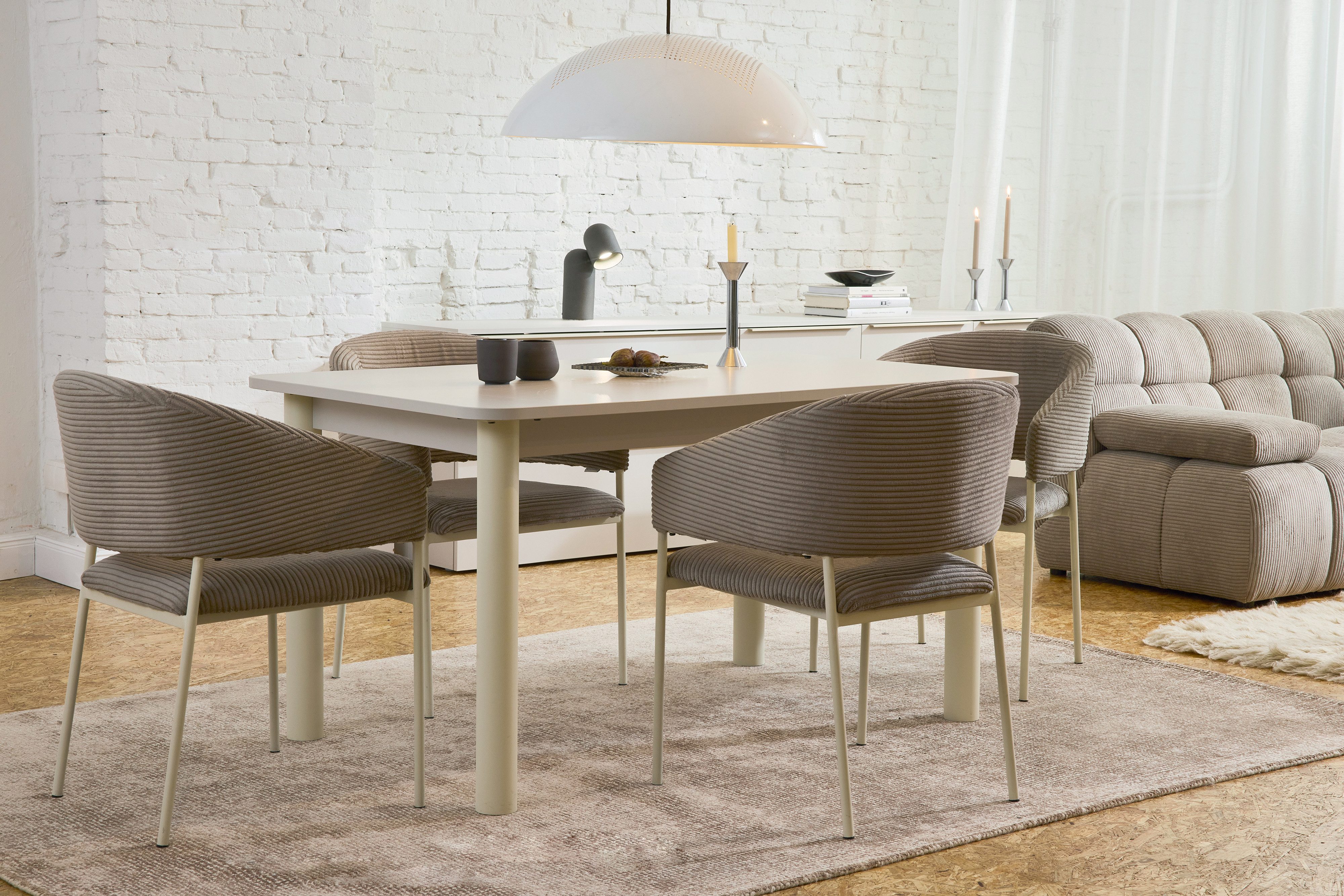 TOM TAILOR HOME Essgruppe COLOR TABLE 140x90 + 4x EMBRACE ARMCHAIR – harmonische Farben, (Set, 1 Tisch und 4 Stühle), für ein stimmiges Gesamtbild am Esstisch – ohne langes Suchen.