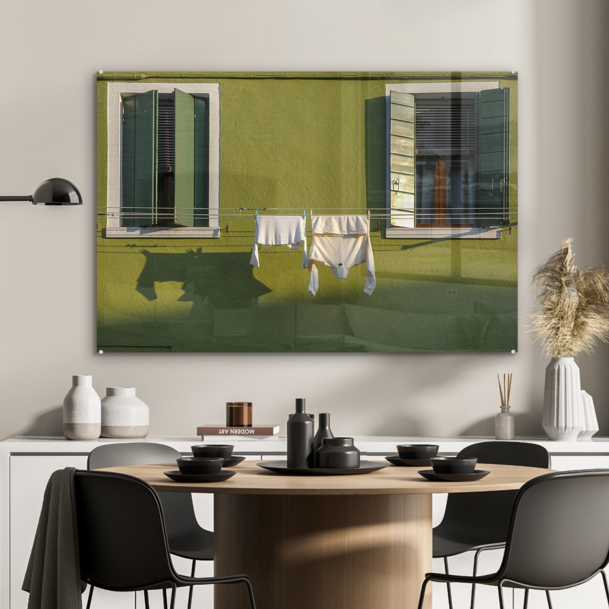 Wand, Acrylglasbilder Acrylglasbild Schlafzimmer MuchoWow & an Grüne der Wohnzimmer Wäscheleine St), Fensterläden mit (1