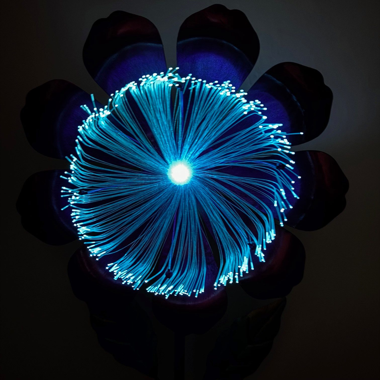 Online-Fuchs Gartenstecker magische Blume aus Metall, LED Solarleuchten für außen (warmweiß oder im seichten Farbwechsel, 100 cm groß) Dekoration für Garten, Balkon und Terrasse - Frühling, Sommer