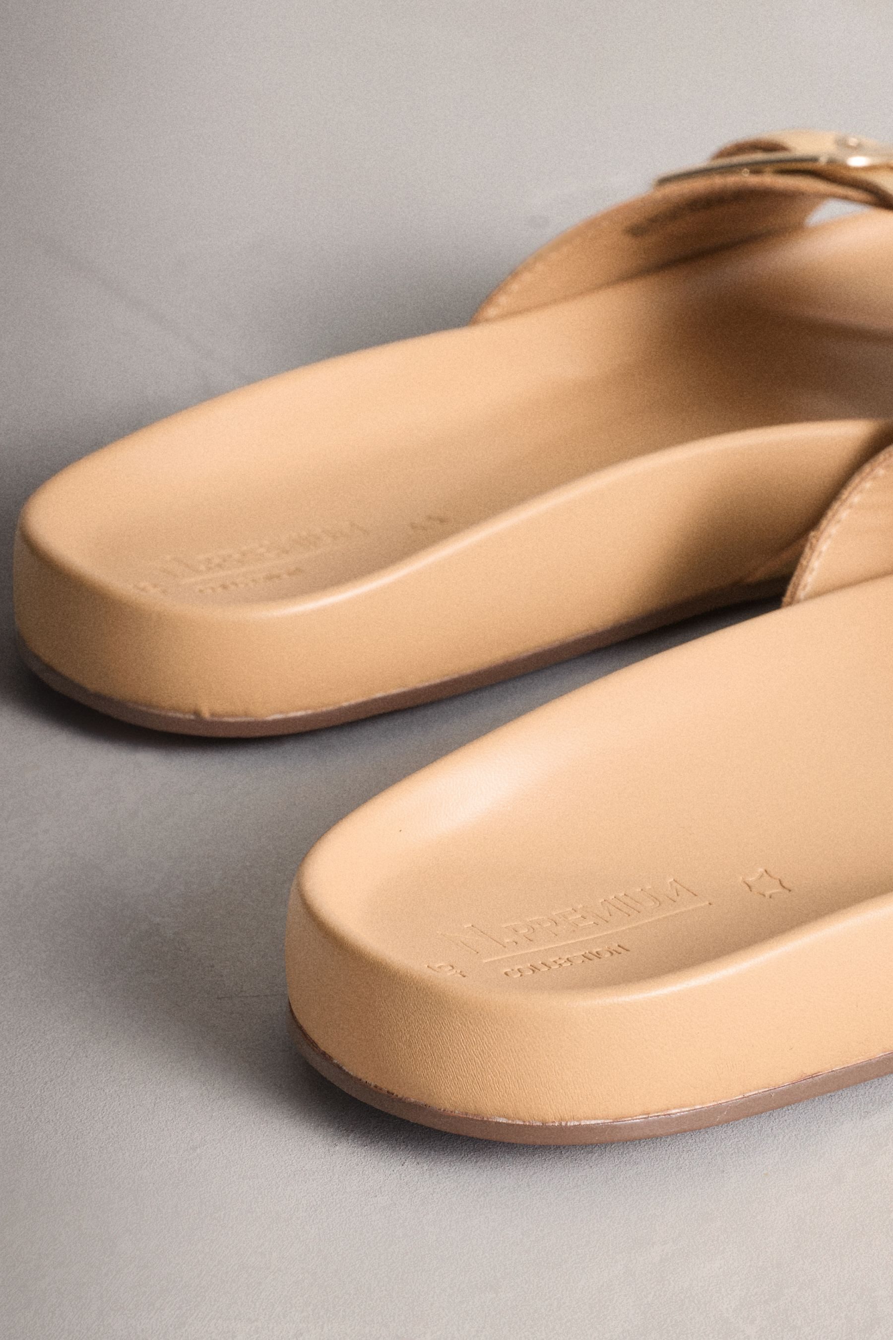 Next N. Premium Sandalen mit einem Riemen und Fußbett Sandale (1-tlg)