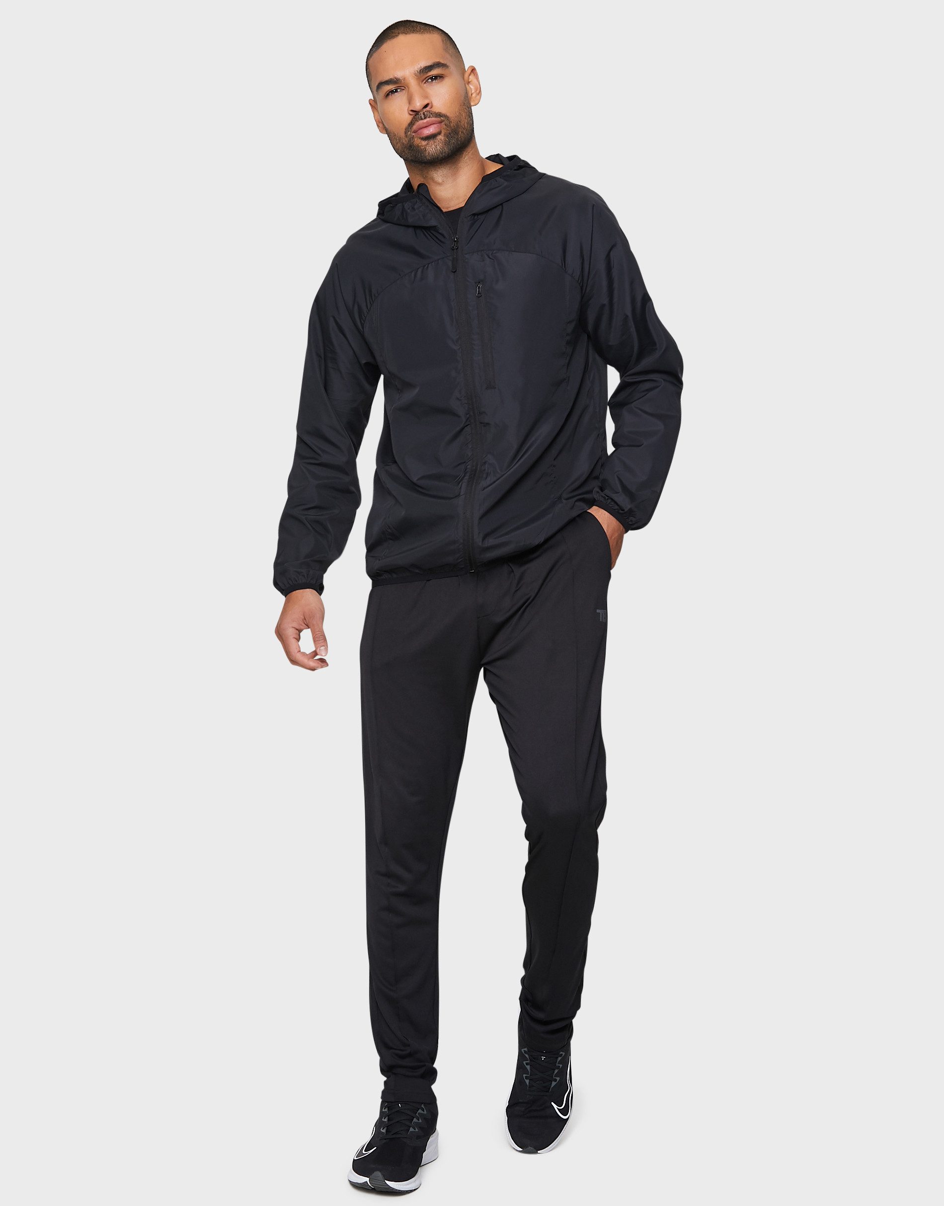 Threadbare Outdoorjacke Fitness Jacket Beckham - Black (1-St) mit praktischer Kapuze