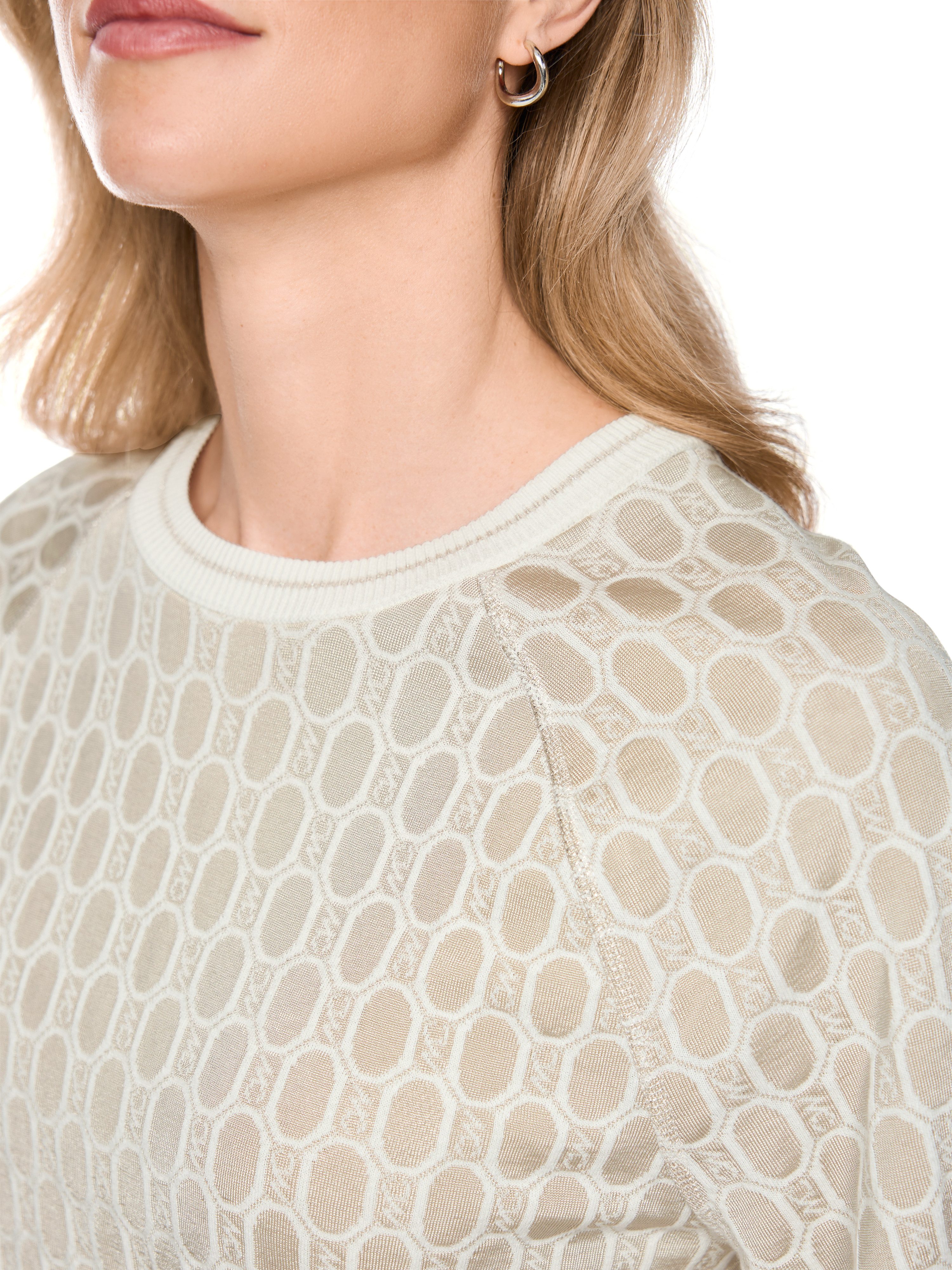 Marc Cain Rundhalspullover Golden Hour Premium Damenmode aus Jacquard, besticht durch sein edles Chain-Logo-Muster