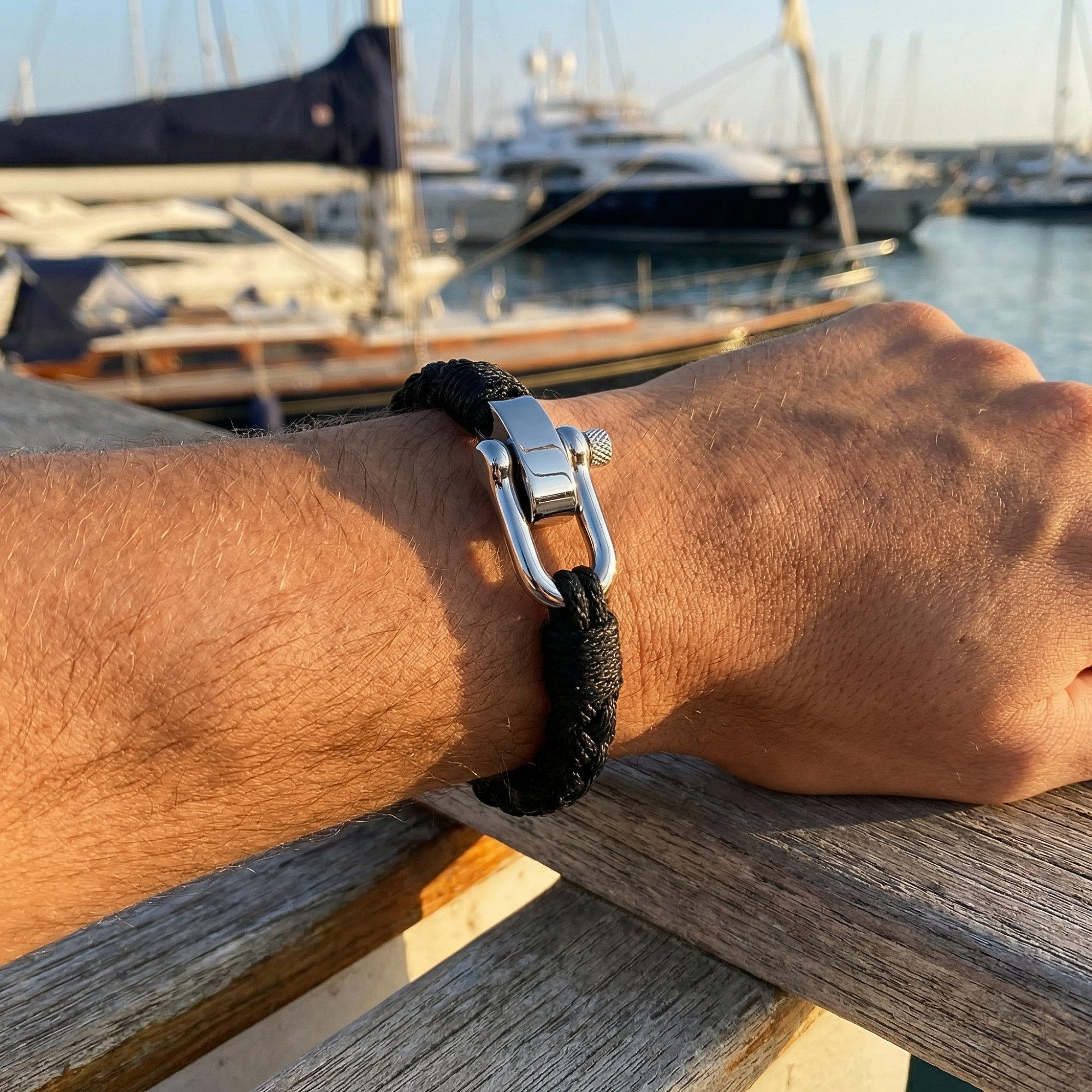 UNIQAL.de Armband aus Segeltau „Küstenlinie Kollektion“ (Maritimes Armband mit Edelstahl Schäkel, Nautischer Stil inspiriert von Meer & Küste, Unisex), Handgefertigt in Deutschland