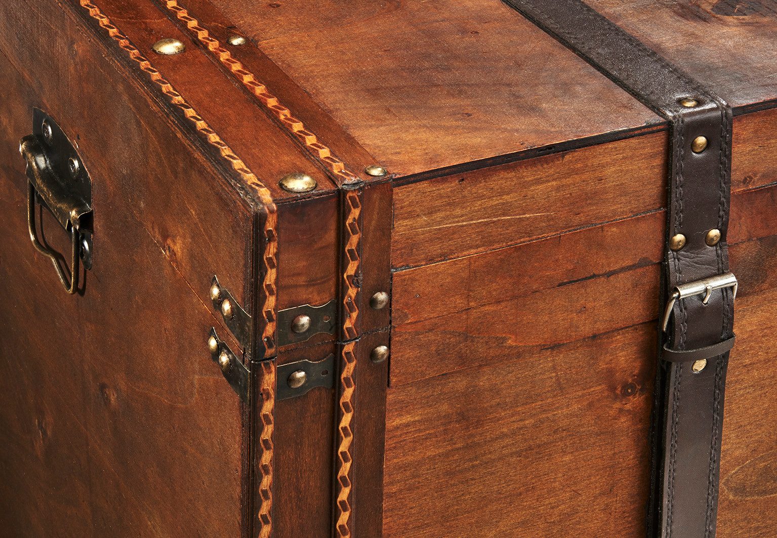 Kobolo Truhe Holzkiste KEEPER mit Metalldetails und Kunstlederverschluss, Schatztr (Stück, 1 St., Einzelstück), 80x45x50 cm – Bild 5 von 5