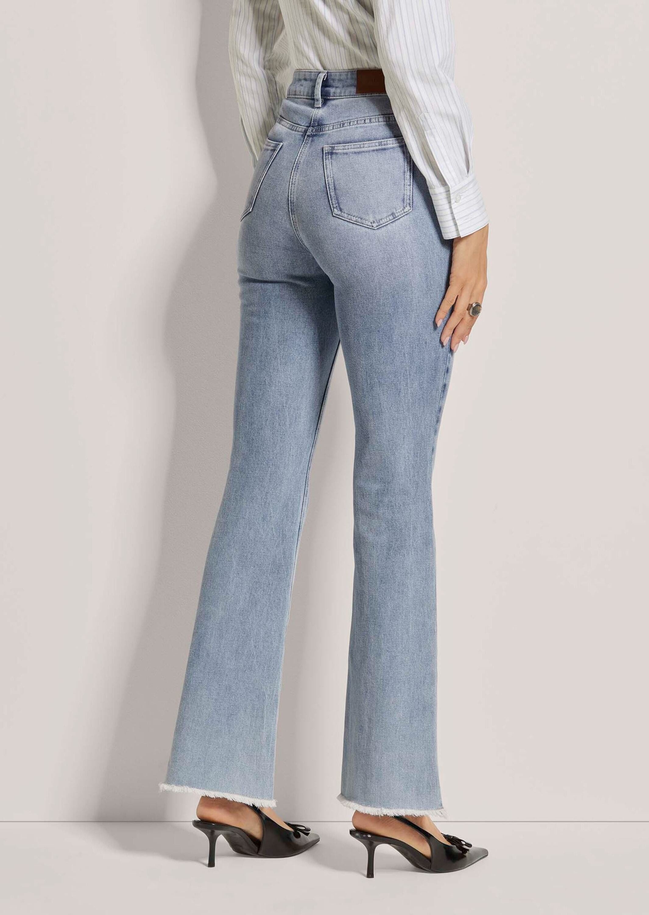 MADELEINE Gerade Jeans Moderne, ausgestellte Jeans mit Fransen Five-Pocket-Jeans mit ausgefranstem Saum und Knöchellänge