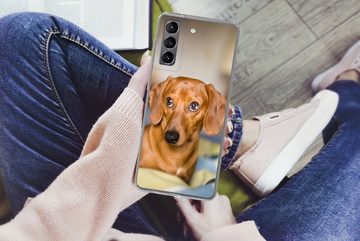 MuchoWow Handyhülle Dackel liegend auf einem Bett, Phone Case, Handyhülle Samsung Galaxy S21 Plus, Silikon, Schutzhülle