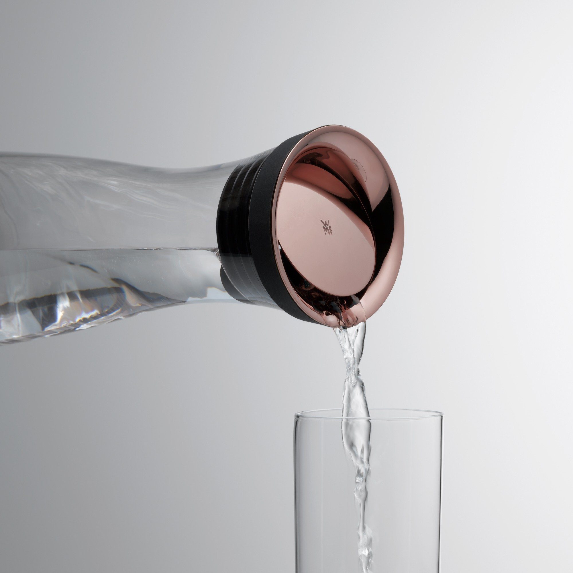 WMF Wasserkaraffe Basic für Kalt- und Warmgetränke, Silikonrand, 1 l Fassungsvermögen, Close-Up-Verschluss ink. integriertem Sieb, spülmaschinengeeignet
