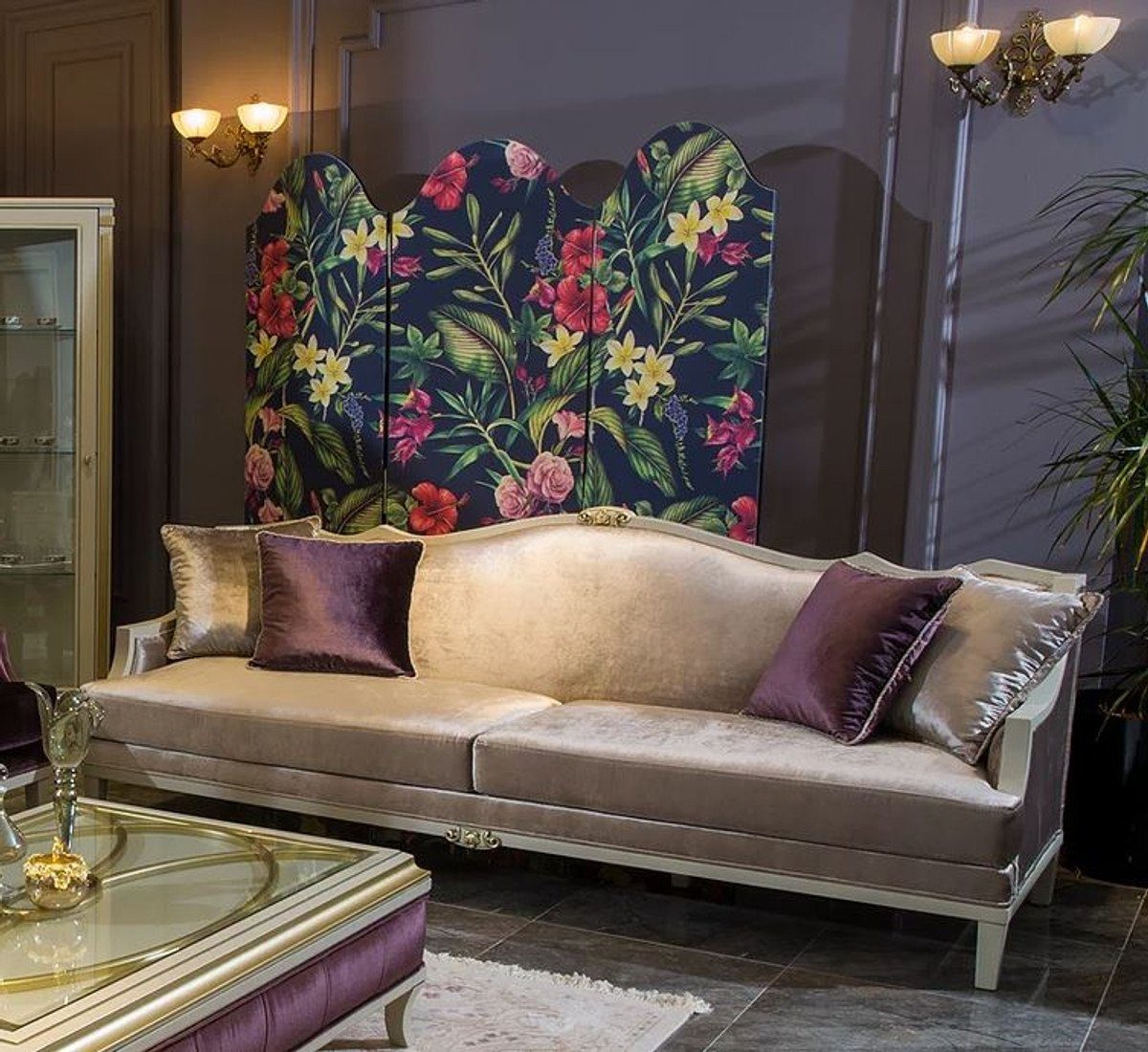 Casa Padrino Sofa Luxus Barock Sofa Rosa / Weiß / Gold 239 x 83 x H. 93 cm - Edles Wohnzimmer Sofa mit dekorativen Kissen - Barock Wohnzimmer Möbel