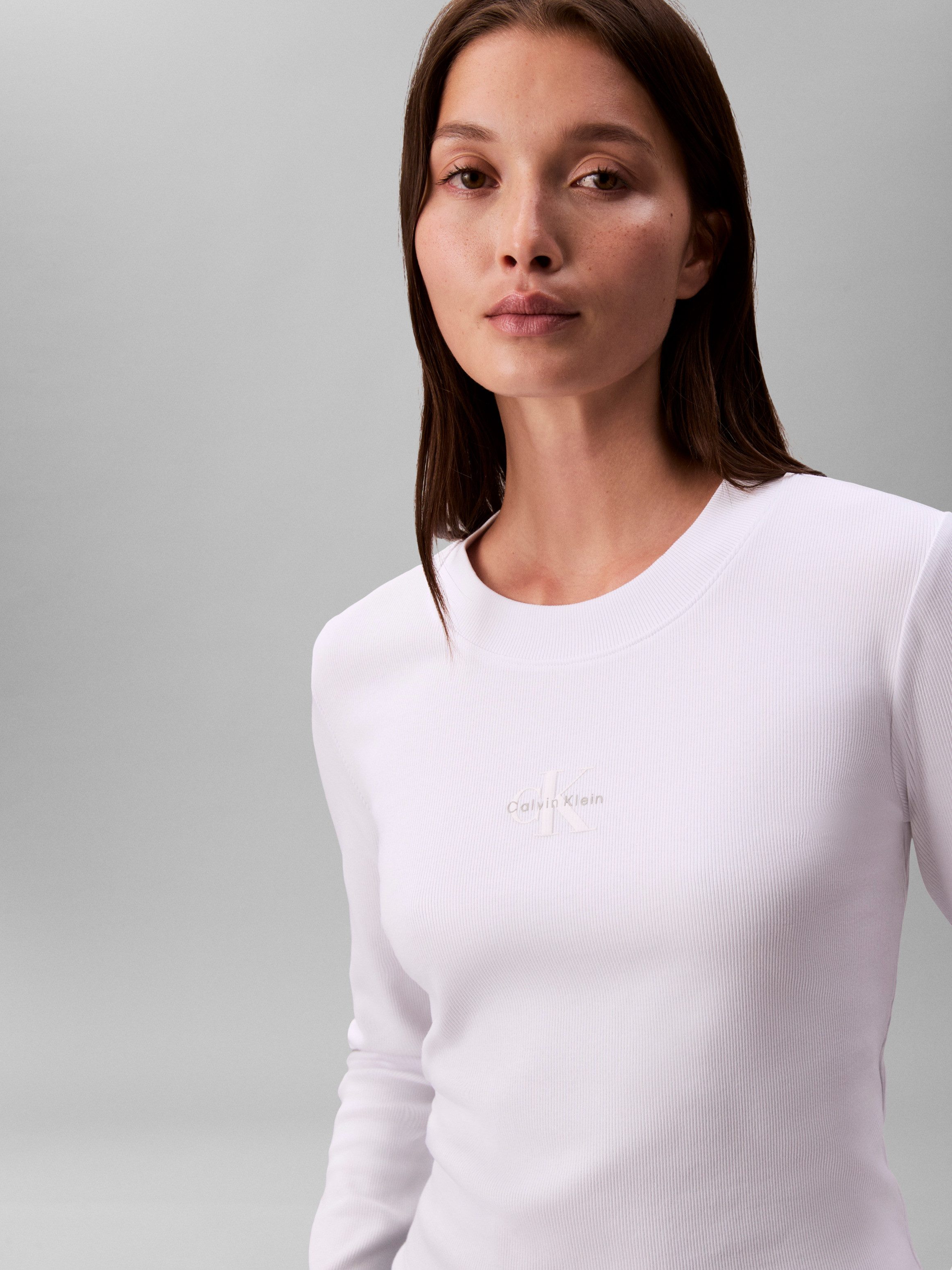 Calvin Klein Jeans Langarmshirt Rundhalsausschnitt, figurbetonte Passform, Logodruck – Bild 4 von 5