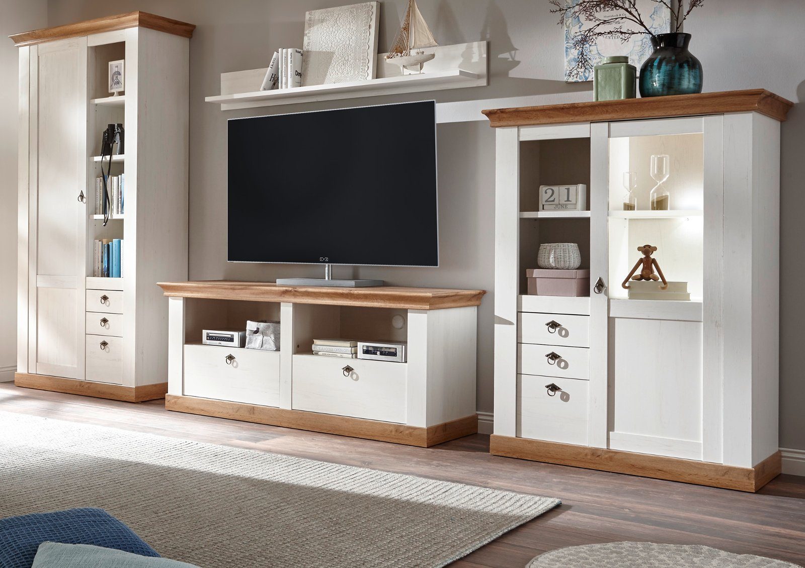 Furn.Design Wohnwand Hemsby, (in Pinie weiß mit Wotan Eiche, 4-teilig, ca. 376 x 204 cm), Landhausstil