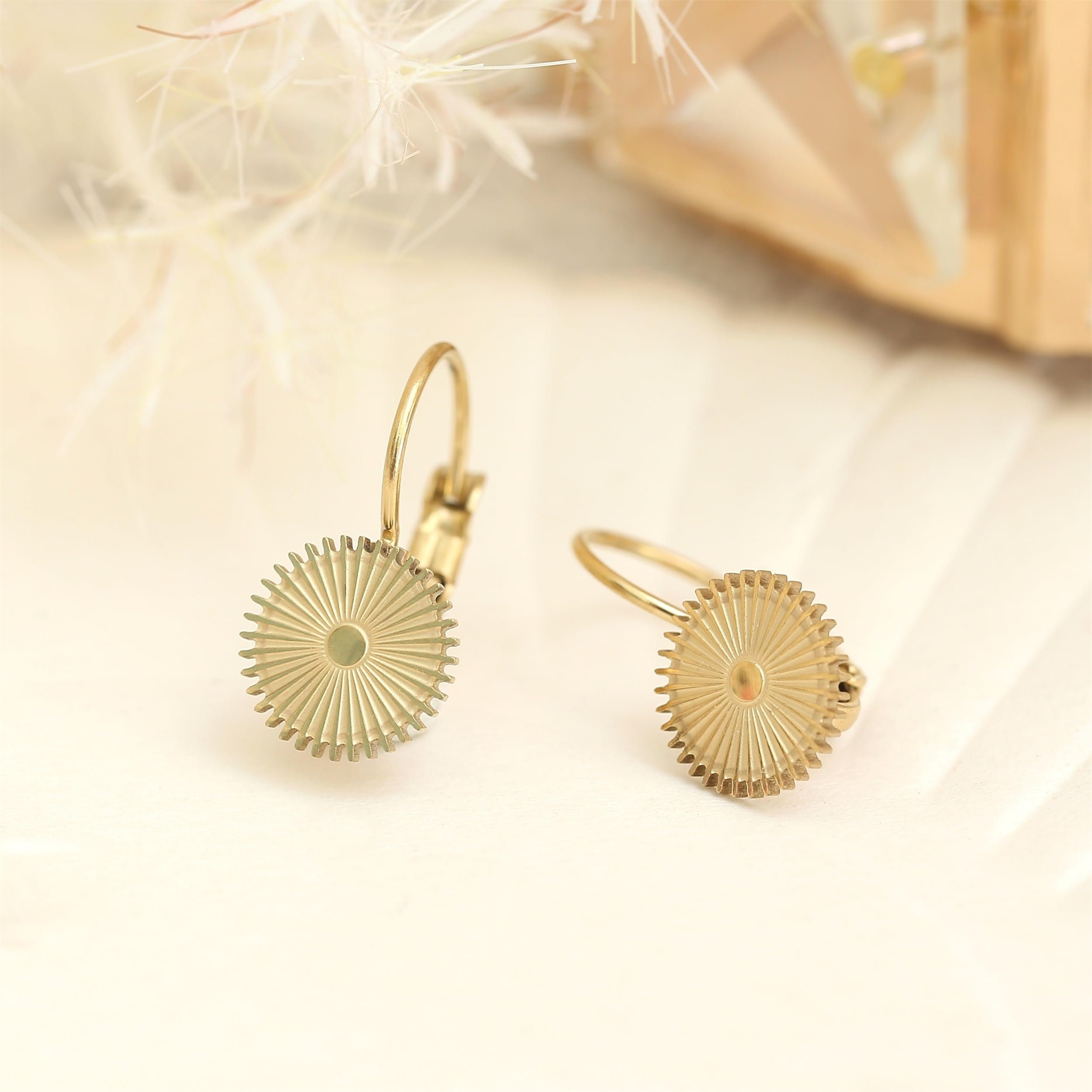 Made by Nami Paar Ohrstecker Goldene Ohrringe Damen mit Sonne Boho Schmuck aus Edelstahl, Wasserfest für Sommer Outfits