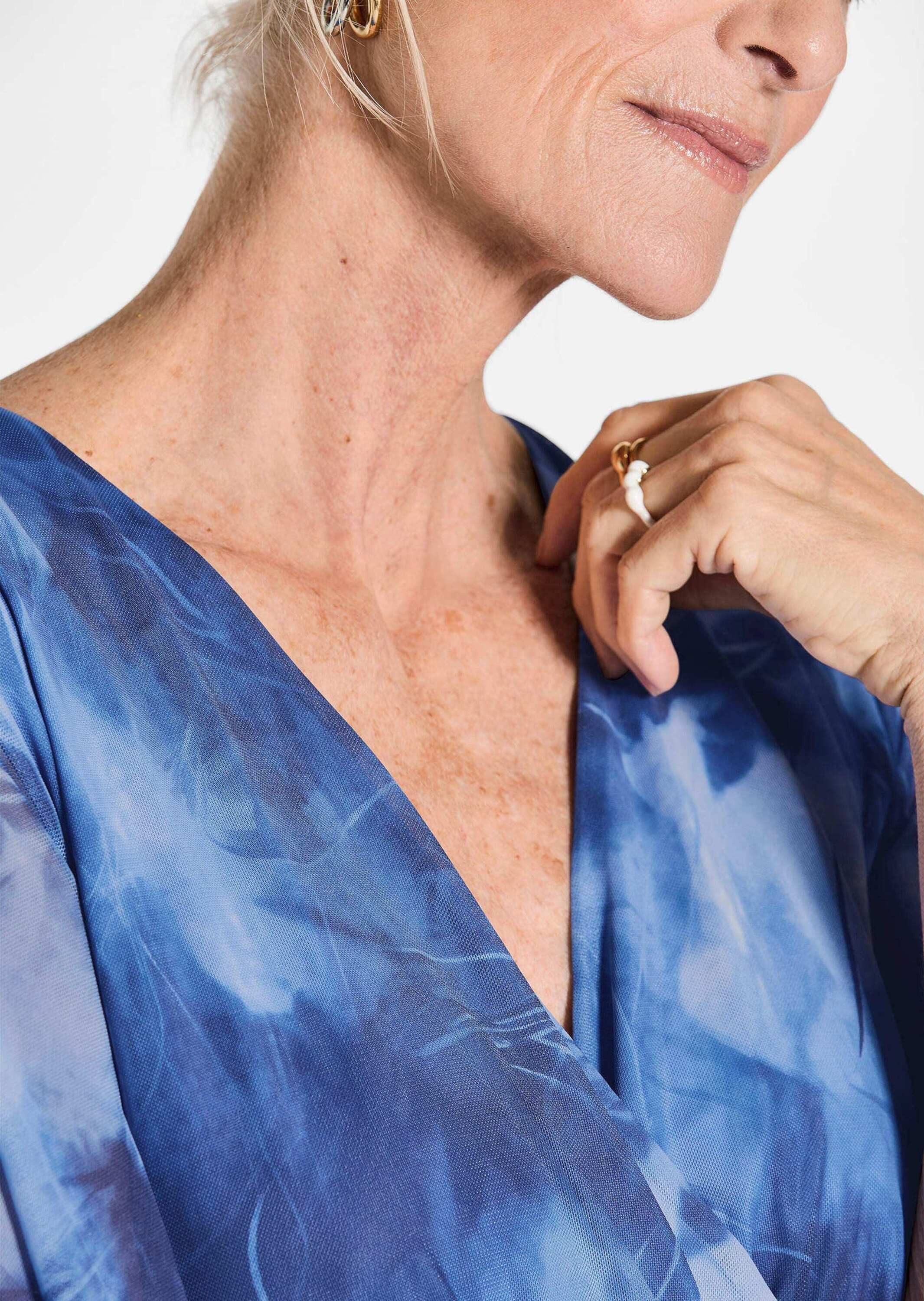 GOLDNER Sommerkleid Wickelkleid mit Blütenprint in Blau, tailliert Midi-Kleid mit femininer Wickeloptik, floral bedruckt, bequem