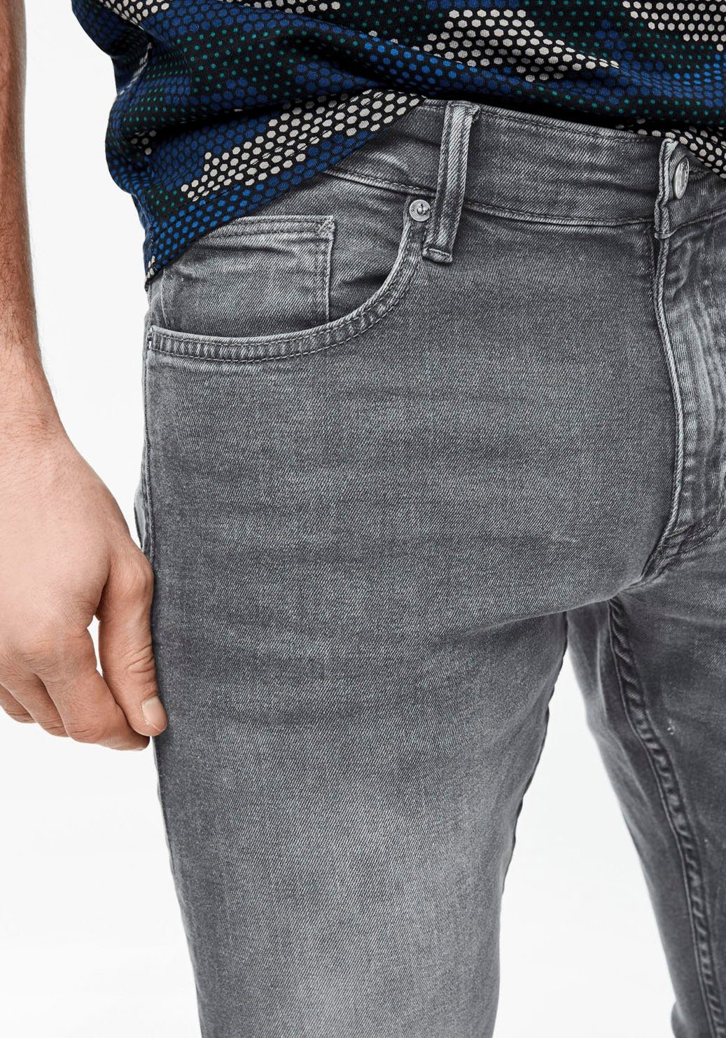 leichten Abriebeffekten grau 5-Pocket-Jeans QS mit