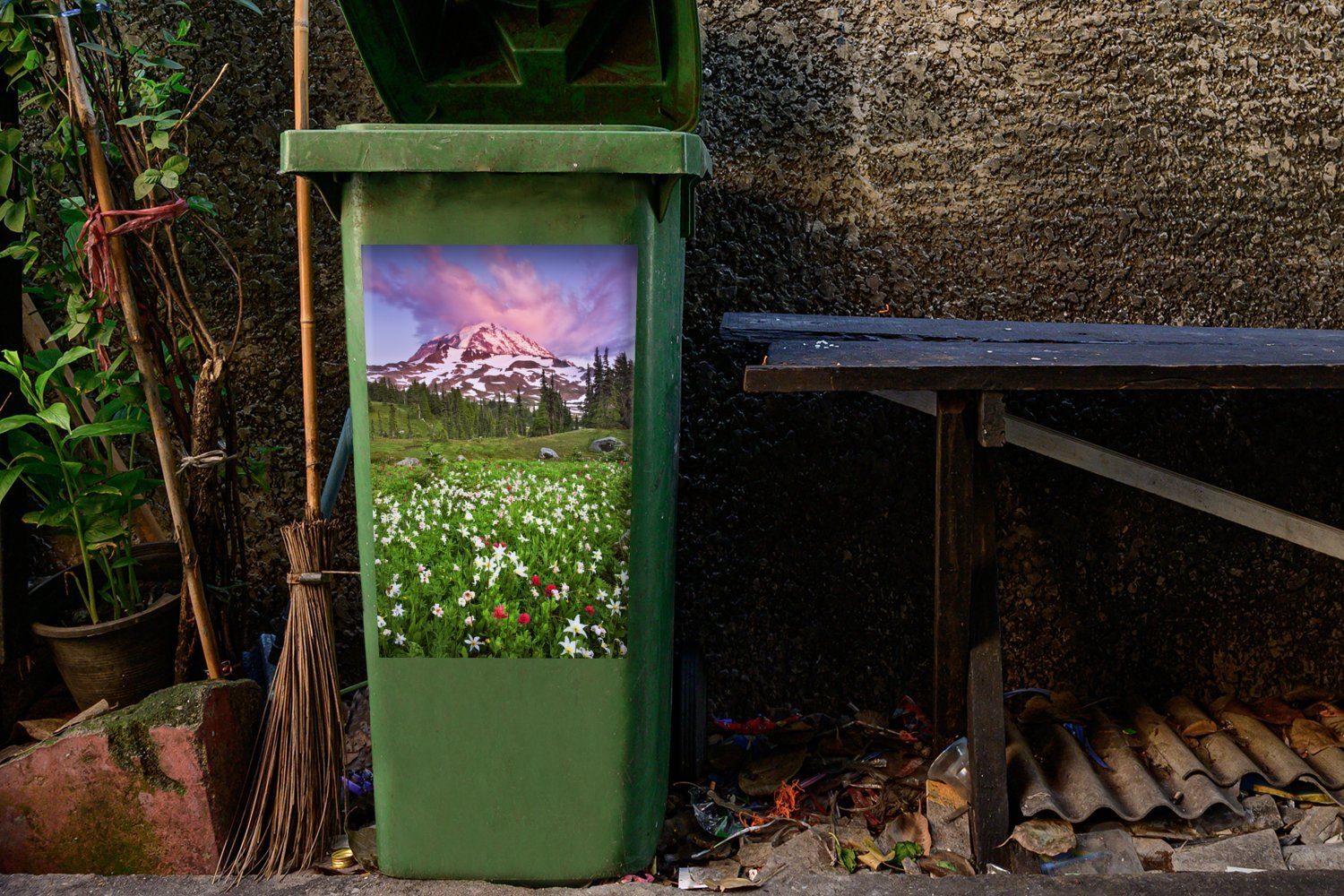 Park Rainier Blumen National Himmel Wandsticker MuchoWow Sticker, Abfalbehälter einem Mount Container, (1 im Mülleimer-aufkleber, unter bunten Mülltonne, St),