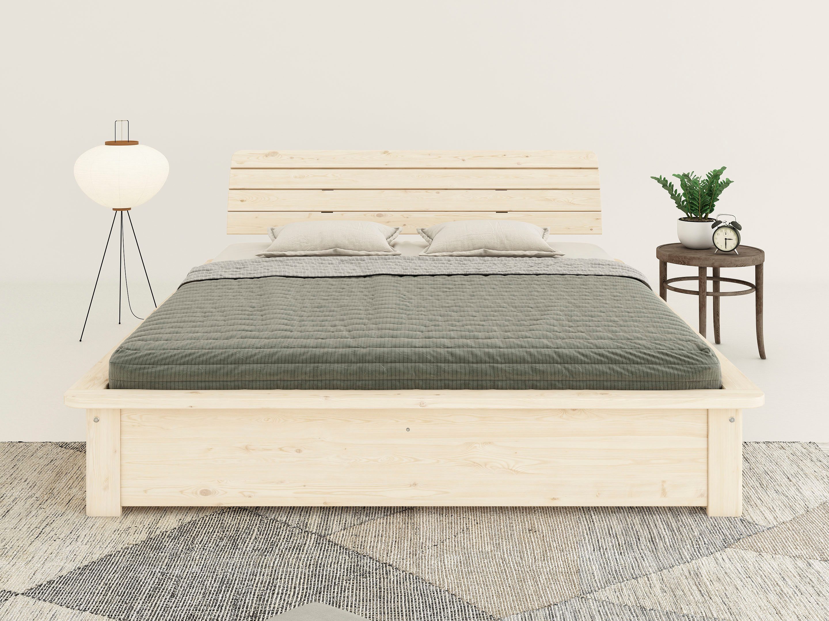 OTTO home Massivholzbett Antri, Futonbett, ergonomisch geformtes Kopfteil, stilvolles Design, Rahmen zur Ablage von Smartphone, mit Lattenrost, Bettkasten optional