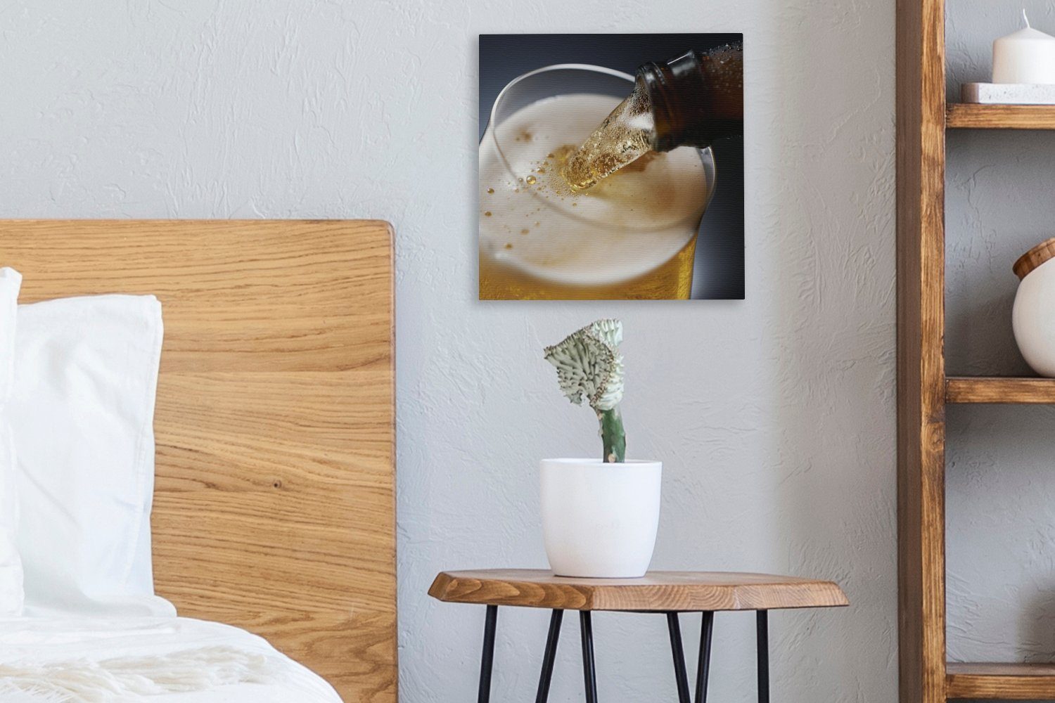 OneMillionCanvasses® Leinwandbild Eingeschenktes Bier St), für (1 Schlafzimmer dunklen einem Bilder Wohnzimmer vor Leinwand Hintergrund