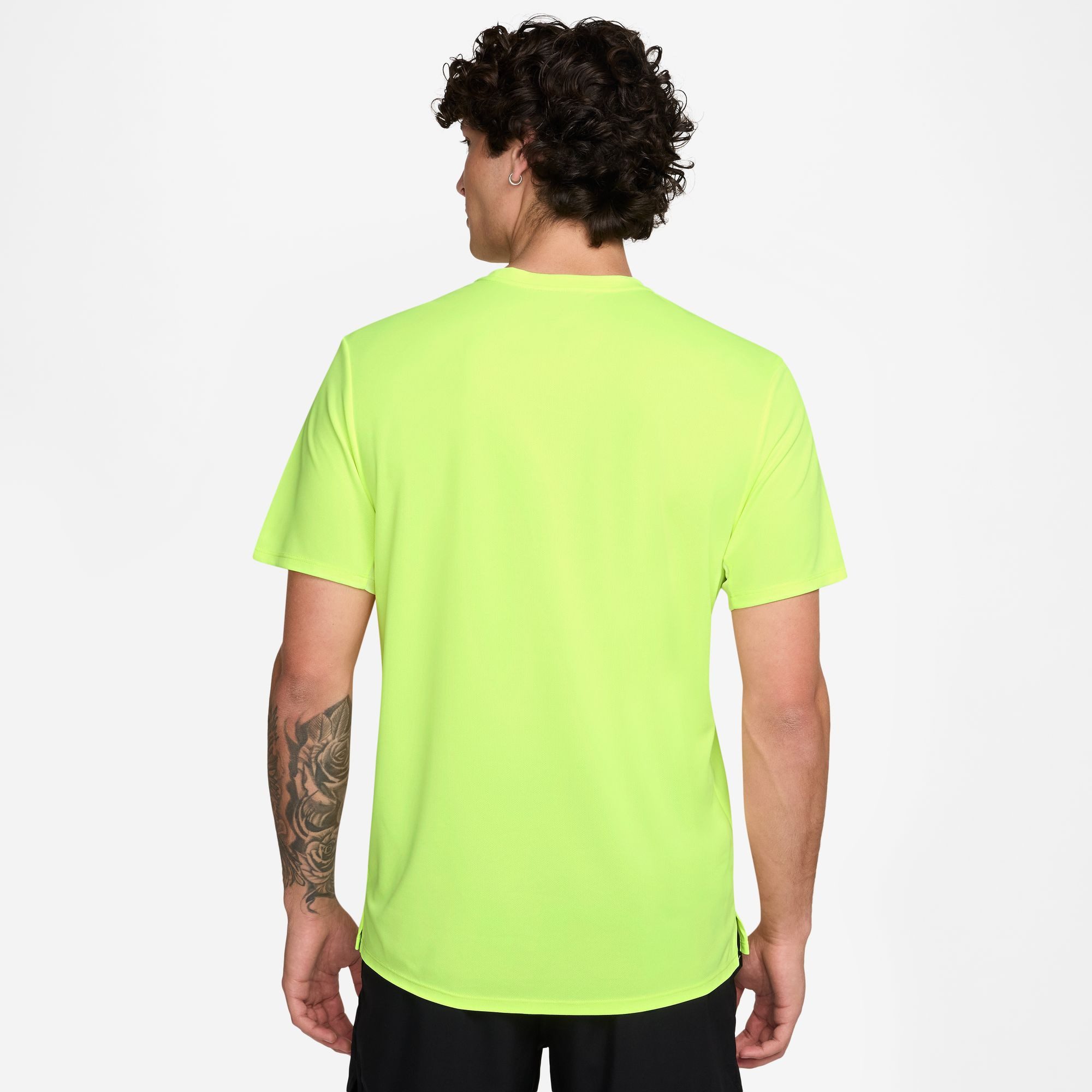 Nike Laufshirt M NK DF UV MILER SS sportlicher Schnitt, mit kurzen Ärmeln, mit reflektierenden Details