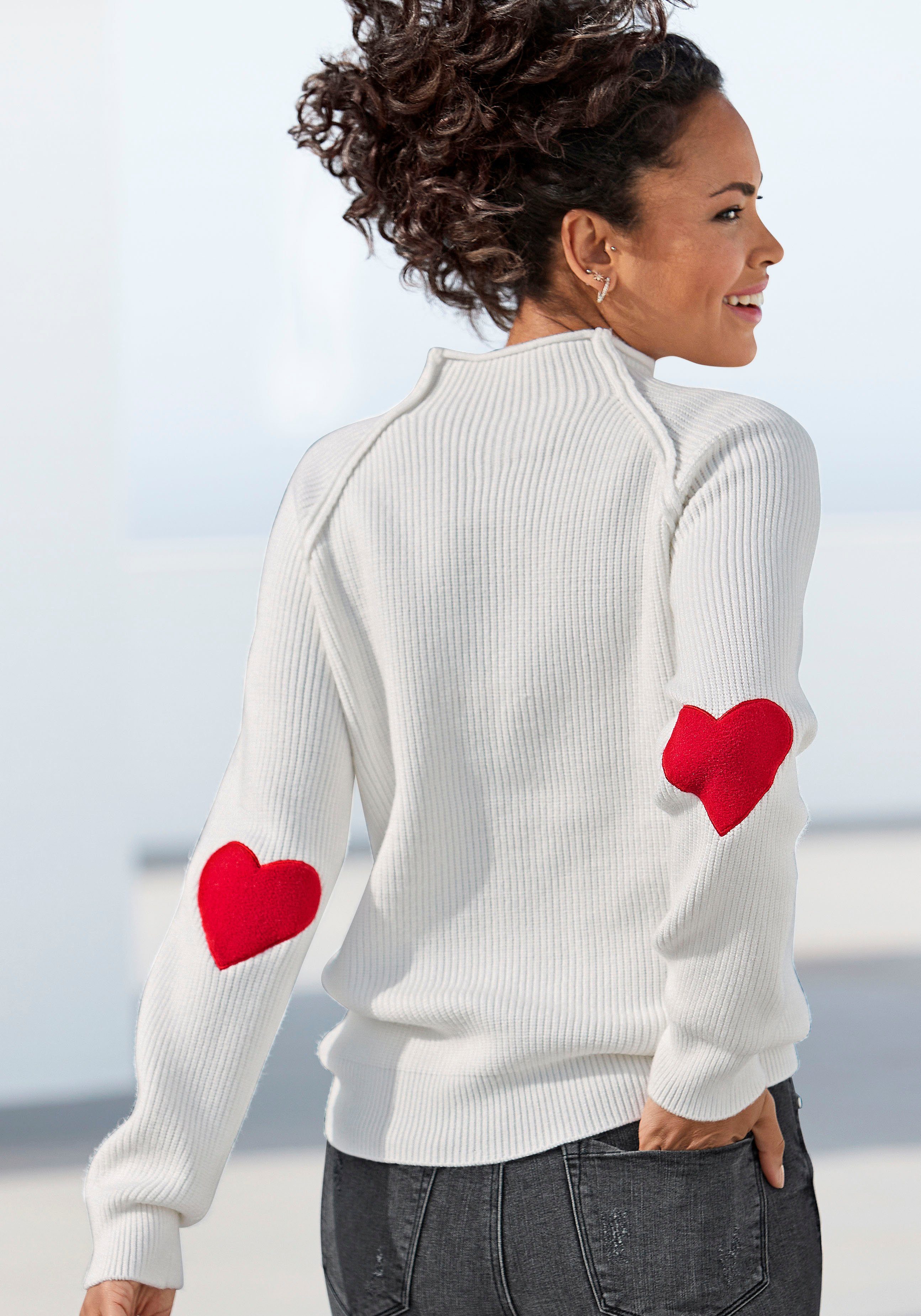LASCANA Stehkragenpullover mit Herzchendetails, lockerer Strickpullover