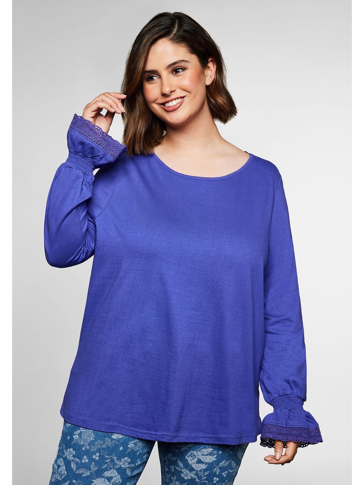 Sheego Langarmshirt Große Größen mit Rüsche und Spitze am Ärmelsaum. € 55,99