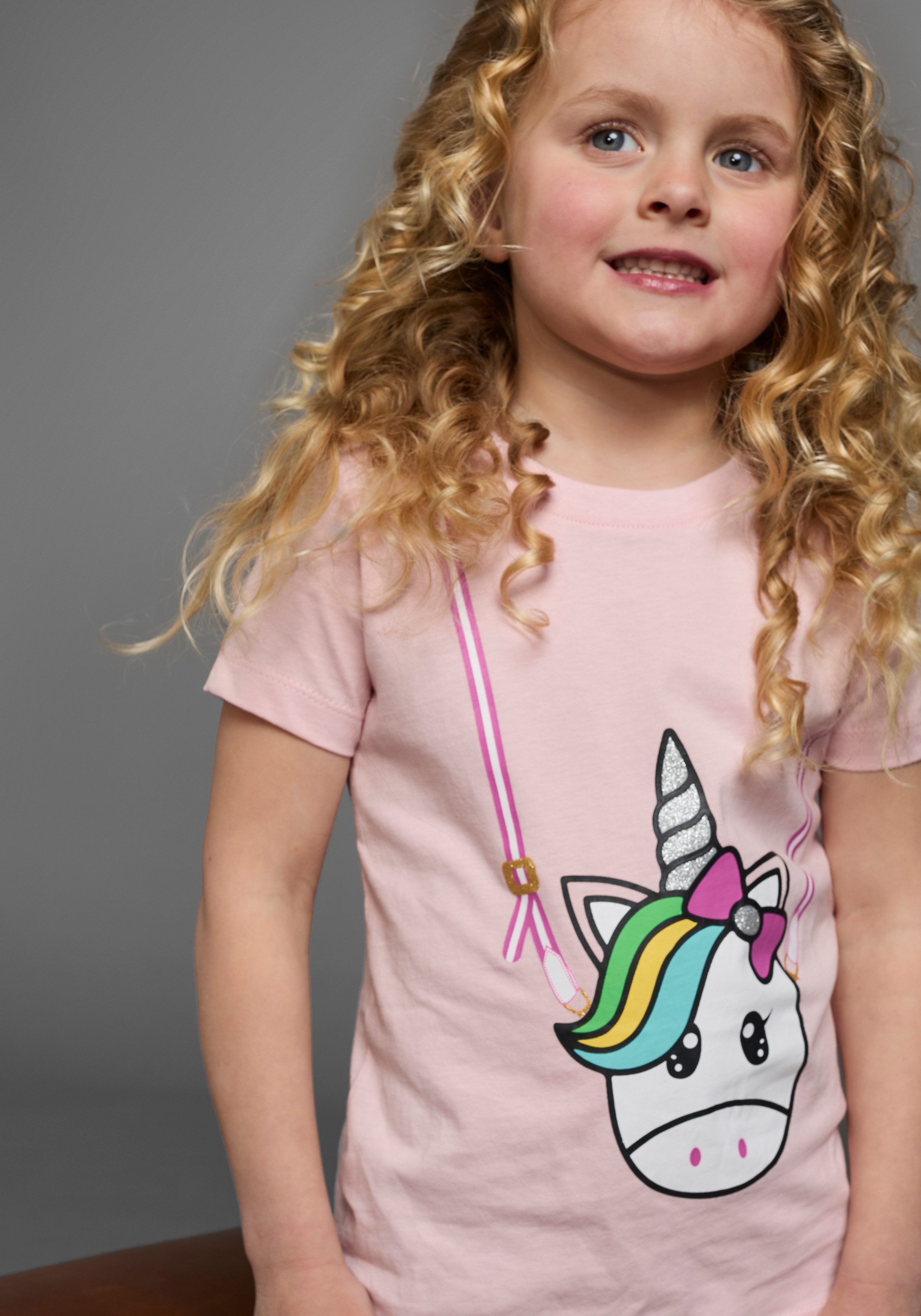 KIDSWORLD T-Shirt für kleine Mädchen Kurzarm, basic geschnittene Passform, mit Glitzerdetails und Print