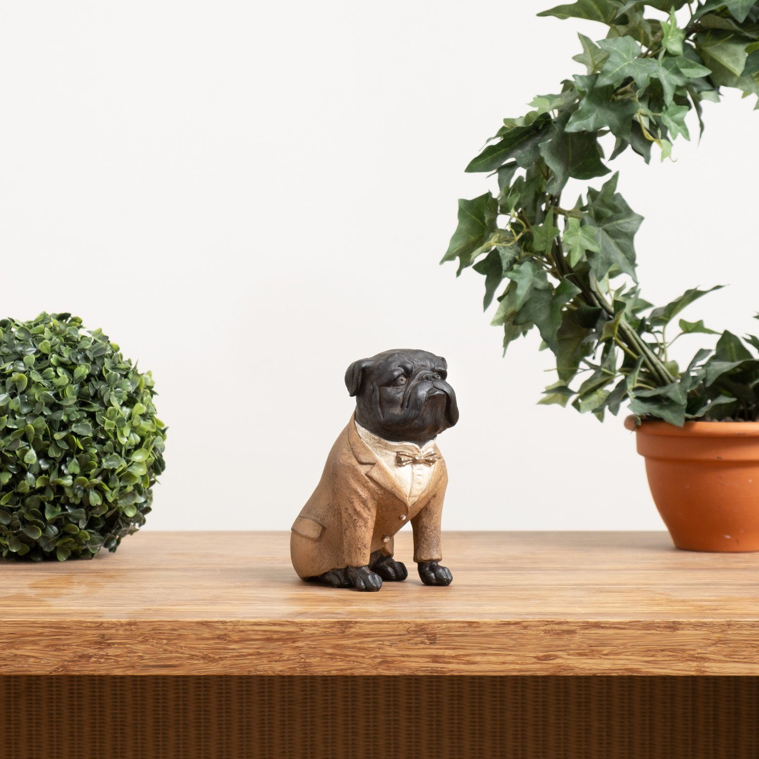 Deko-Figur Dekofigur Dekoelement aus Figuren im beigen Polyresin Polyresin, mit Fliege Dekofigur Mops sitz Moritz Dekoration Hund aus Anzug