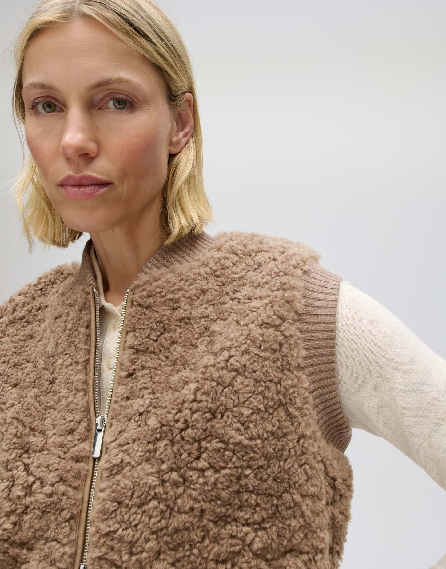 OPUS Sweatweste Gaste aus Teddyfell mit Blousonkragen Verkürzte, gerade Silhouette aus flauschigem Teddyfell – Bild 4 von 5
