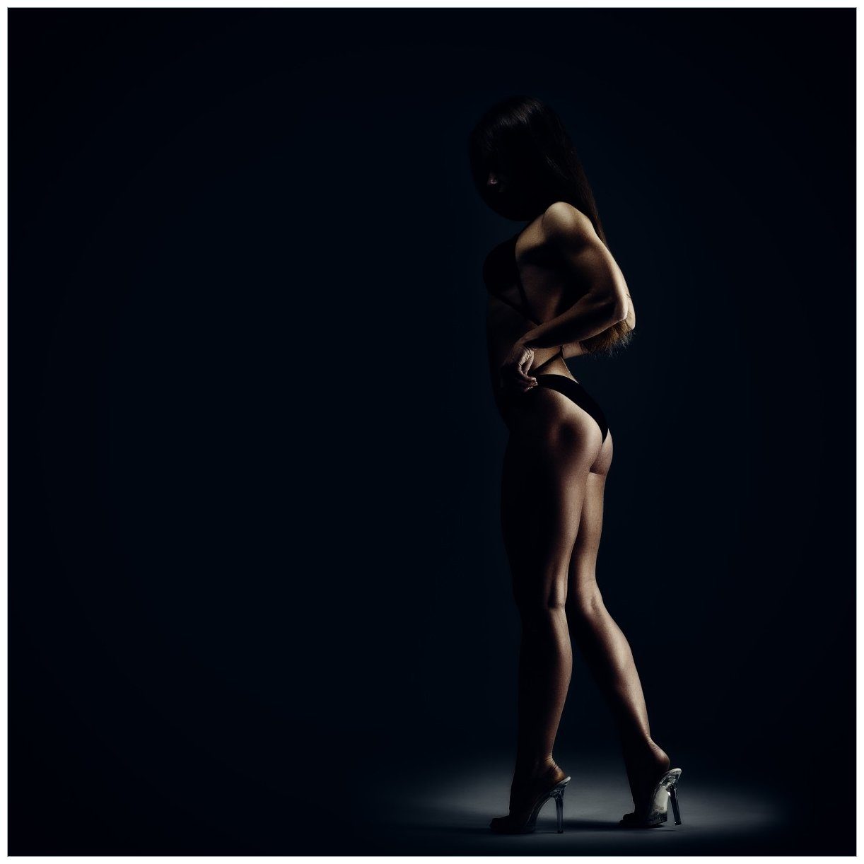 Wallario Tischplatte Sexy Frau im Dunkeln - Schatten, Silhouetten, Muskeln (1 St), für Ikea Lack Tisch geeignet