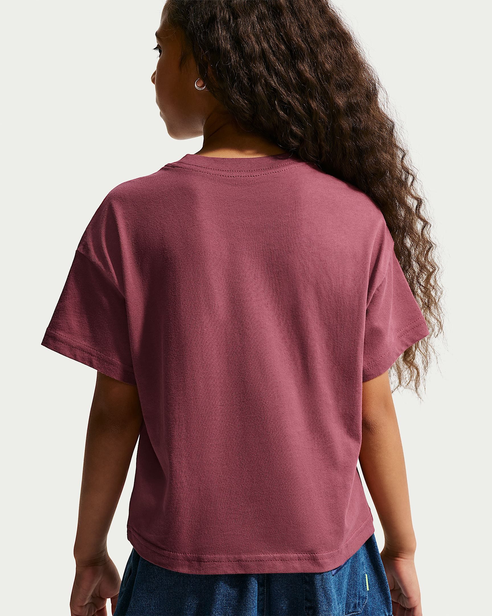 Nike Sportswear T-Shirt G NSW TEE BOXY ESSNTL LBR Kurzarm, mit Rundhalsausschnitt, aus Baumwoll-Jersey, normale Länge