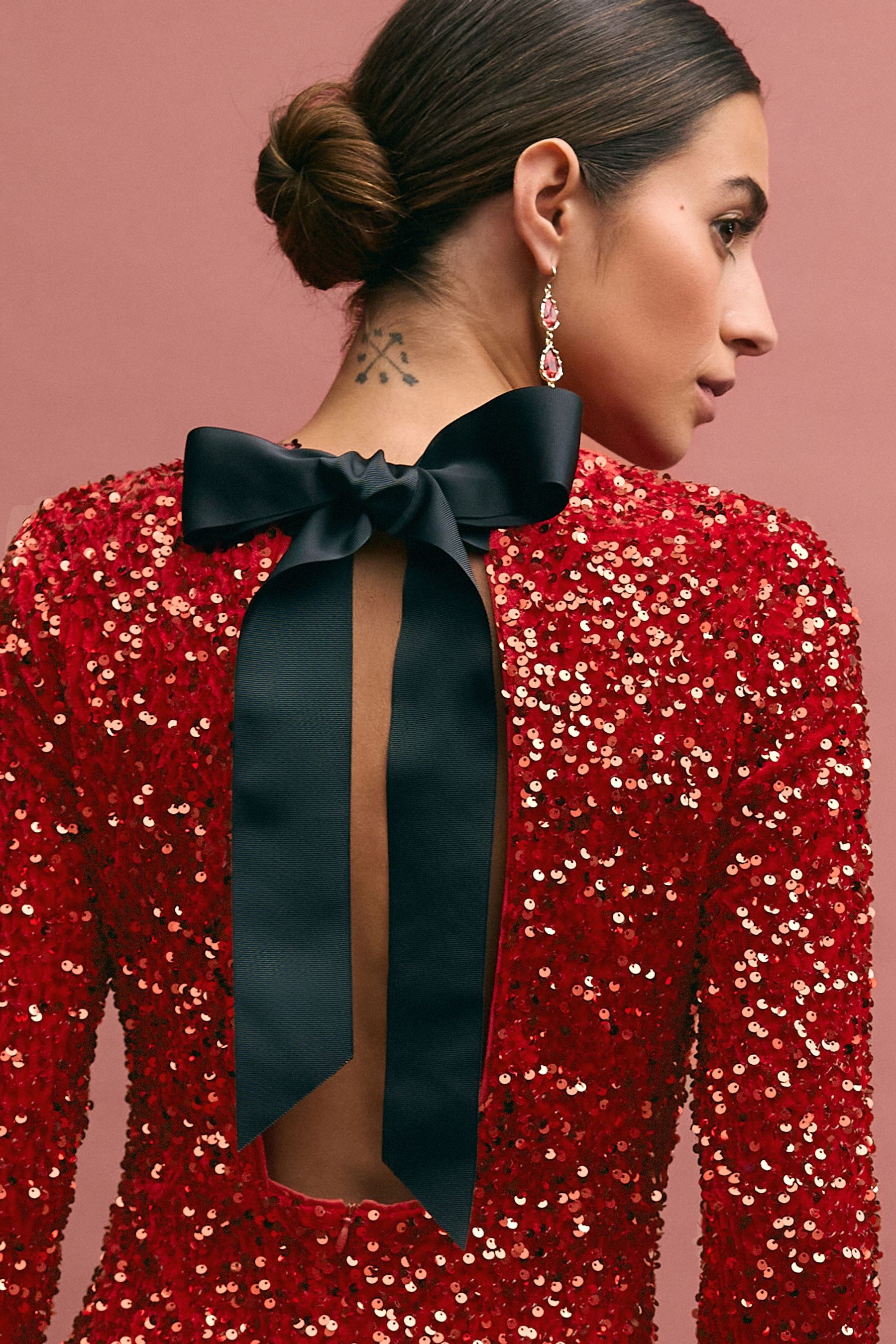 Next Paillettenkleid Langarm-Midikleid mit Pailletten + Rückenschleife (1-tlg)