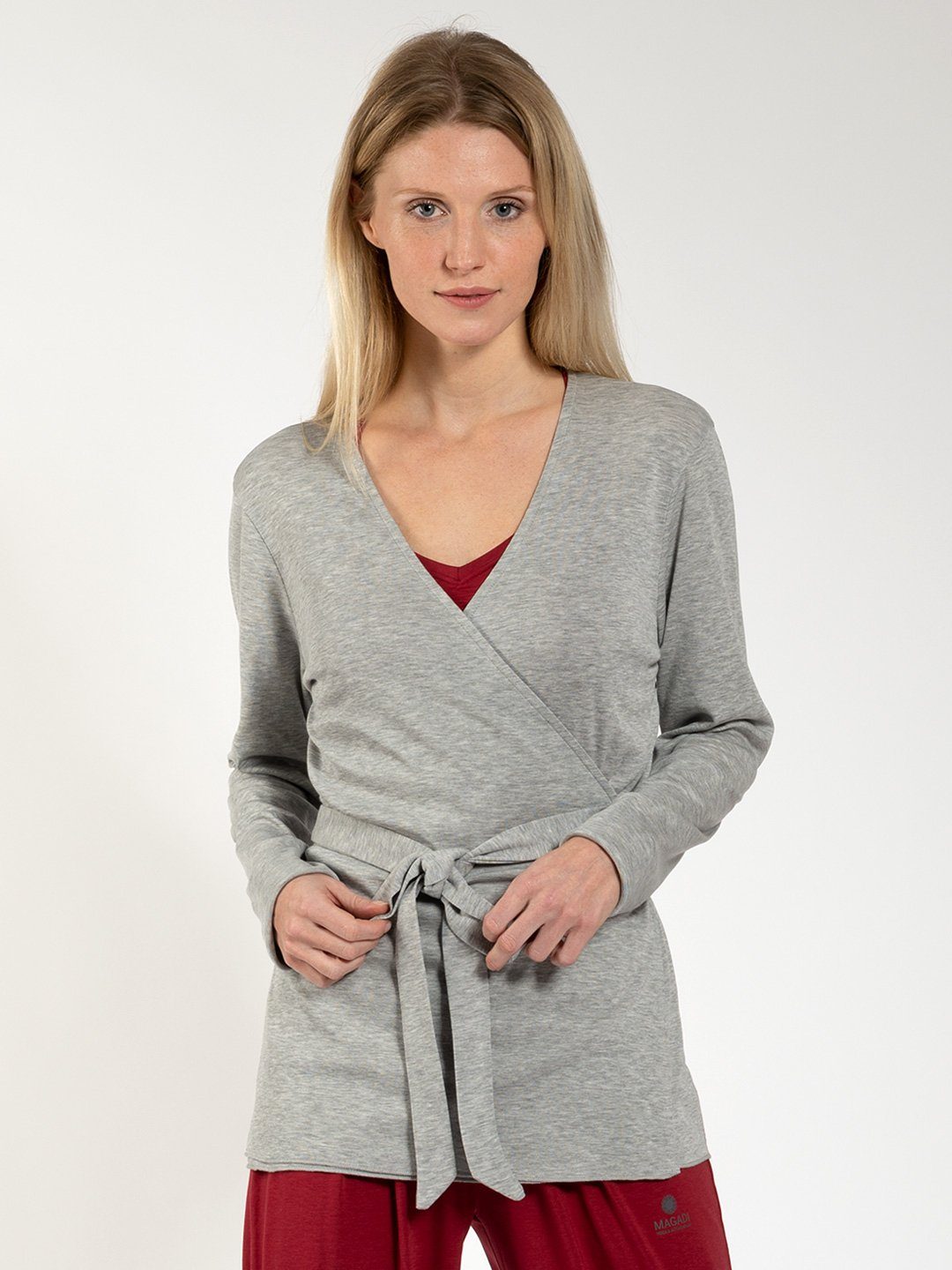 Zoe mit Yoga-Wickeljacke grau aus Magadi meliert Gürtel Naturmaterial