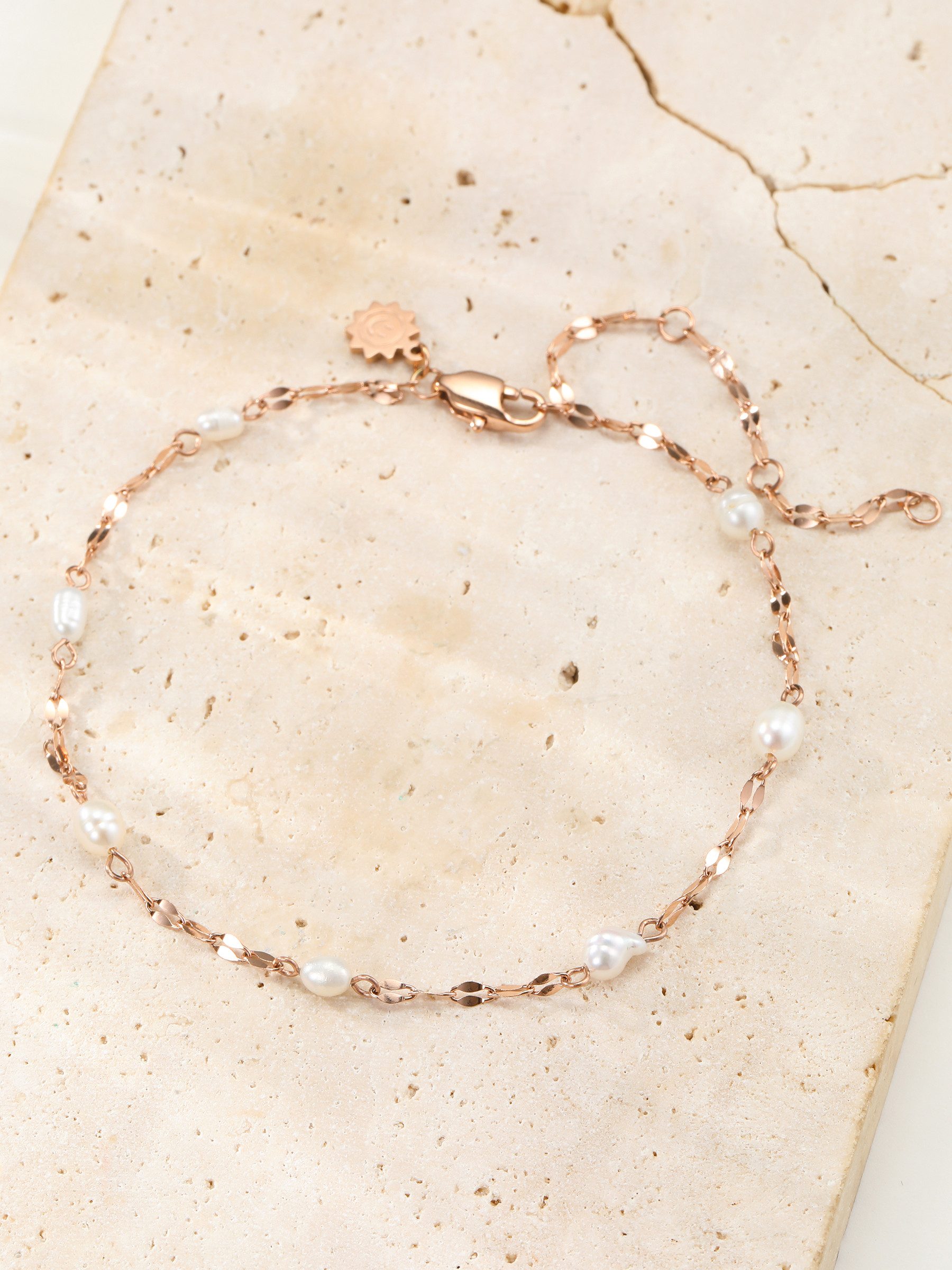 Hey Happiness Fußkette mit Süßwasserperlen – Edelstahl, Damen Fußschmuck vergoldet, verstellbares Sommer-Fußkettchen für Strand und Pool – Bild 4 von 5