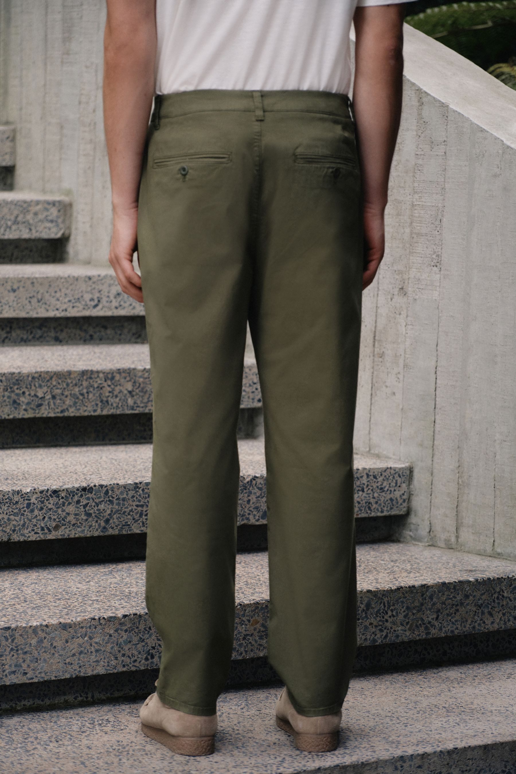 Next Chinohose Sommerliche Regular Fit Chinohose mit Bundfalten (1-tlg)