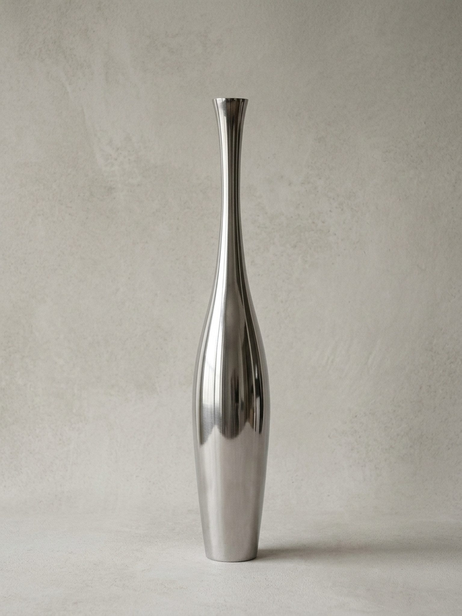 KADIMA DESIGN Dekovase Deko Vase groß BOTTLE S Aluminium modern mit 1 Öffnung in Silber (Große Dekovase für Blumen), Hohe Alu Blumenvase handgefertigt