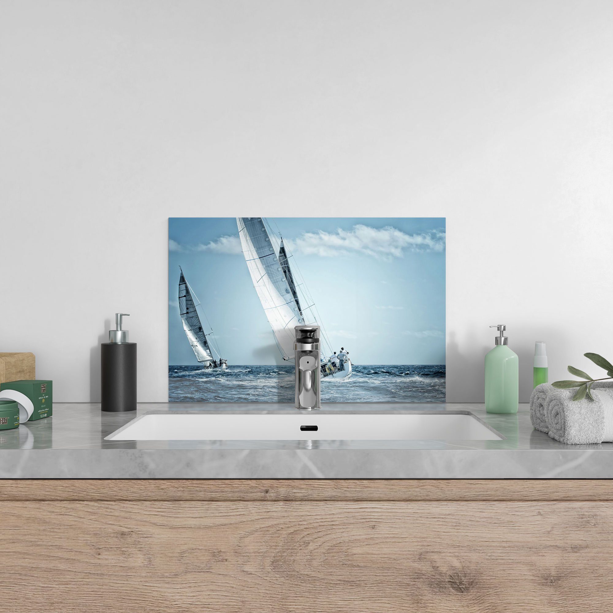 See', hoher Küchenrückwand 'Segelboote Herdblende Glas DEQORI Spritzschutz Badrückwand auf