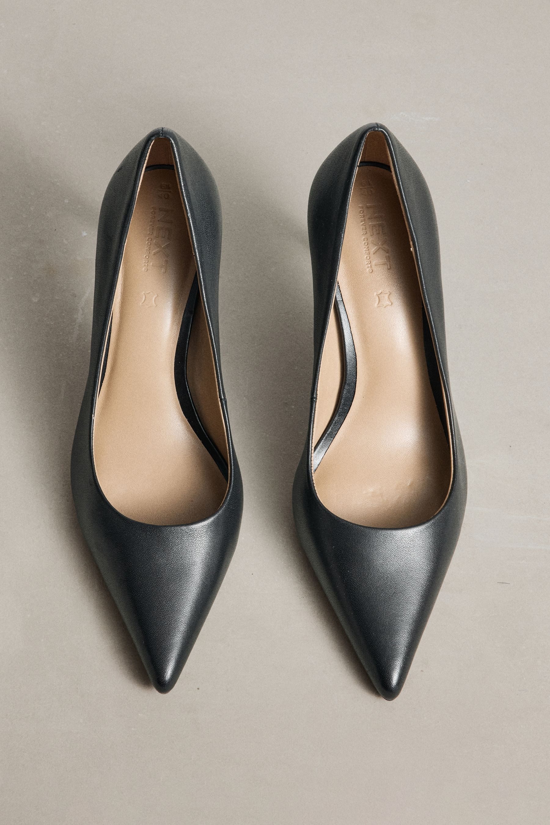Next Forever Comfort® mittelhohe Pumps aus Leder High-Heel-Pumps – Bild 5 von 5