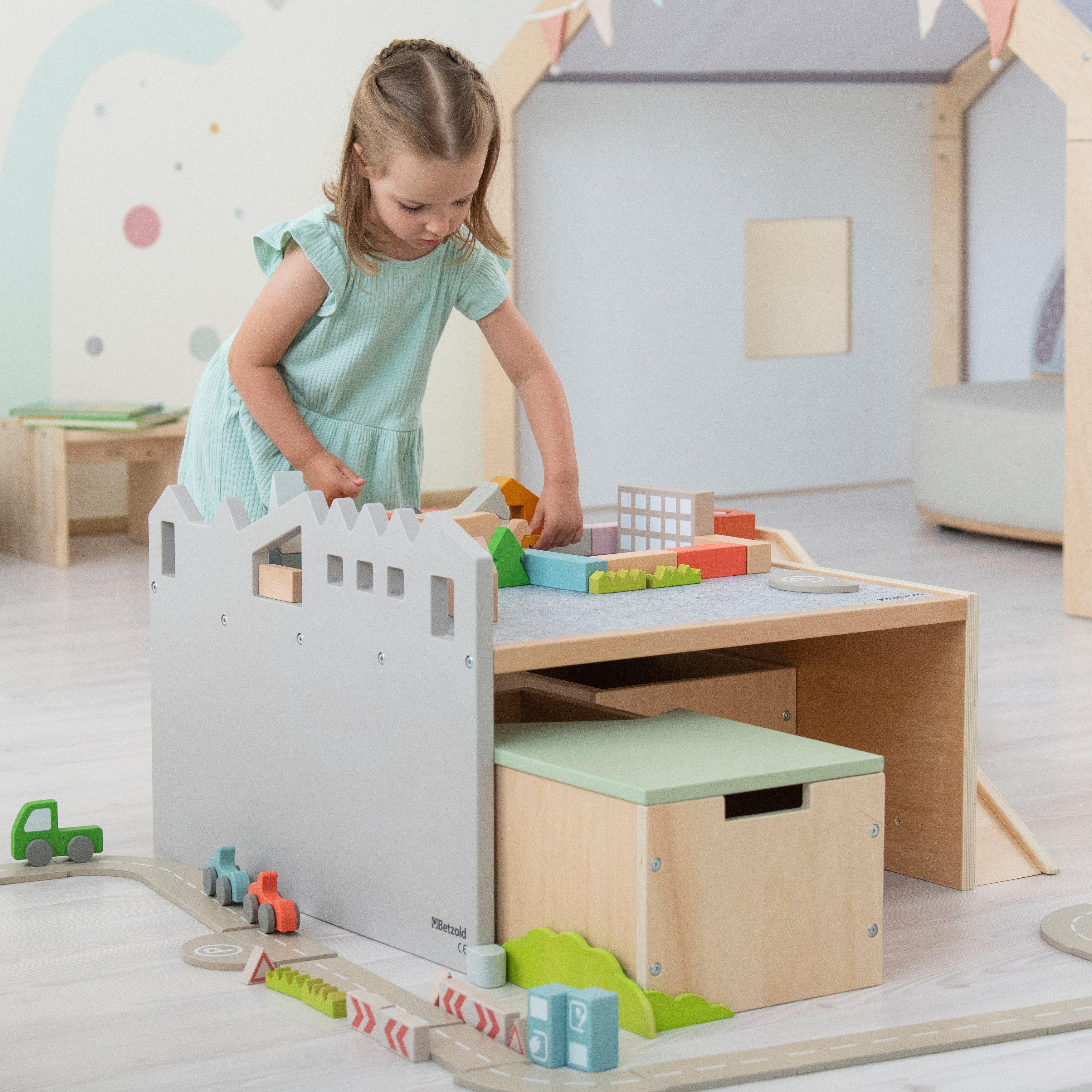 Betzold Lernspielzeug Bodenspieltisch mit Sitzbänken, Stauraum und Rampe aus Holz