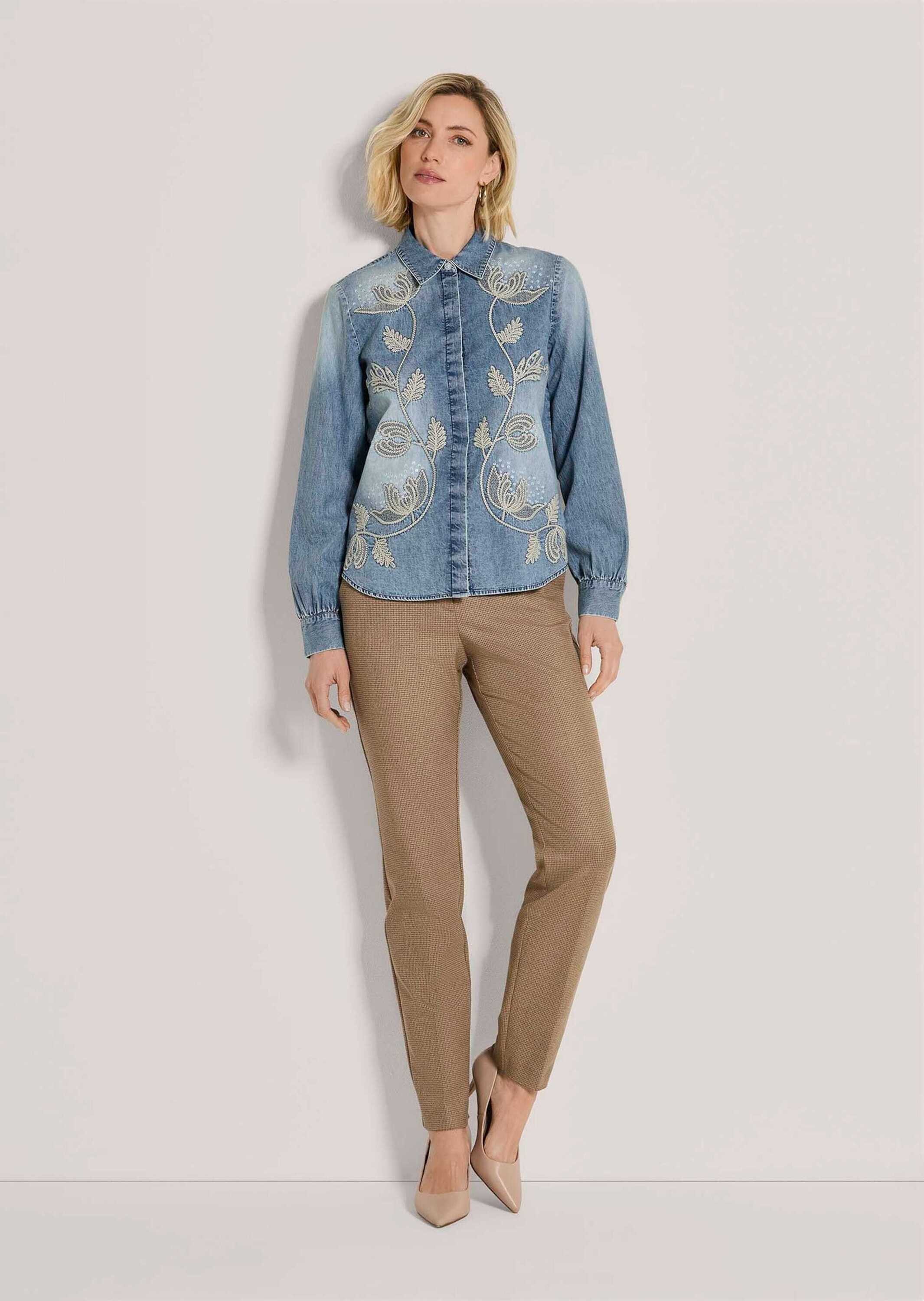 MADELEINE Hemdbluse Jeansbluse mit floraler Stickerei Breite Manschetten mit Faltenlegung & romantische Pailletten