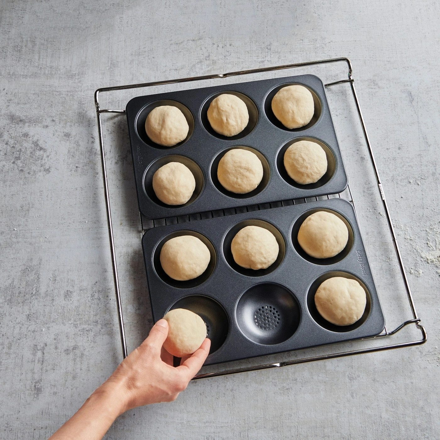Betty Bossi Brotbackform Knusprige Brötchen Buch + Backform Set Backbuch Brötchen-Backblech, (Set), Backform für Perfekte Brötchen – Bild 4 von 4