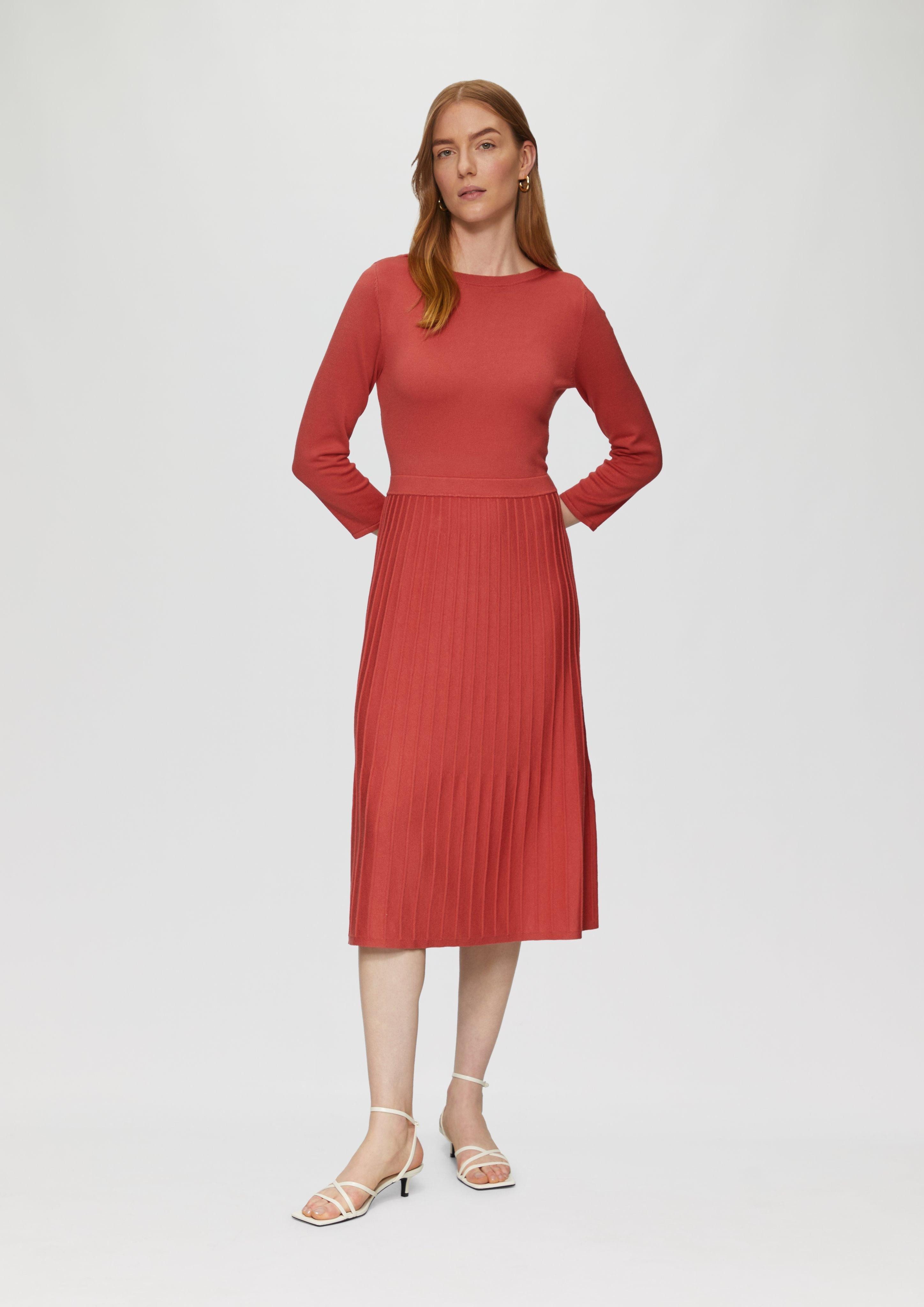 s.Oliver BLACK LABEL Maxikleid Tailliertes Strickkleid mit plissiertem Rock