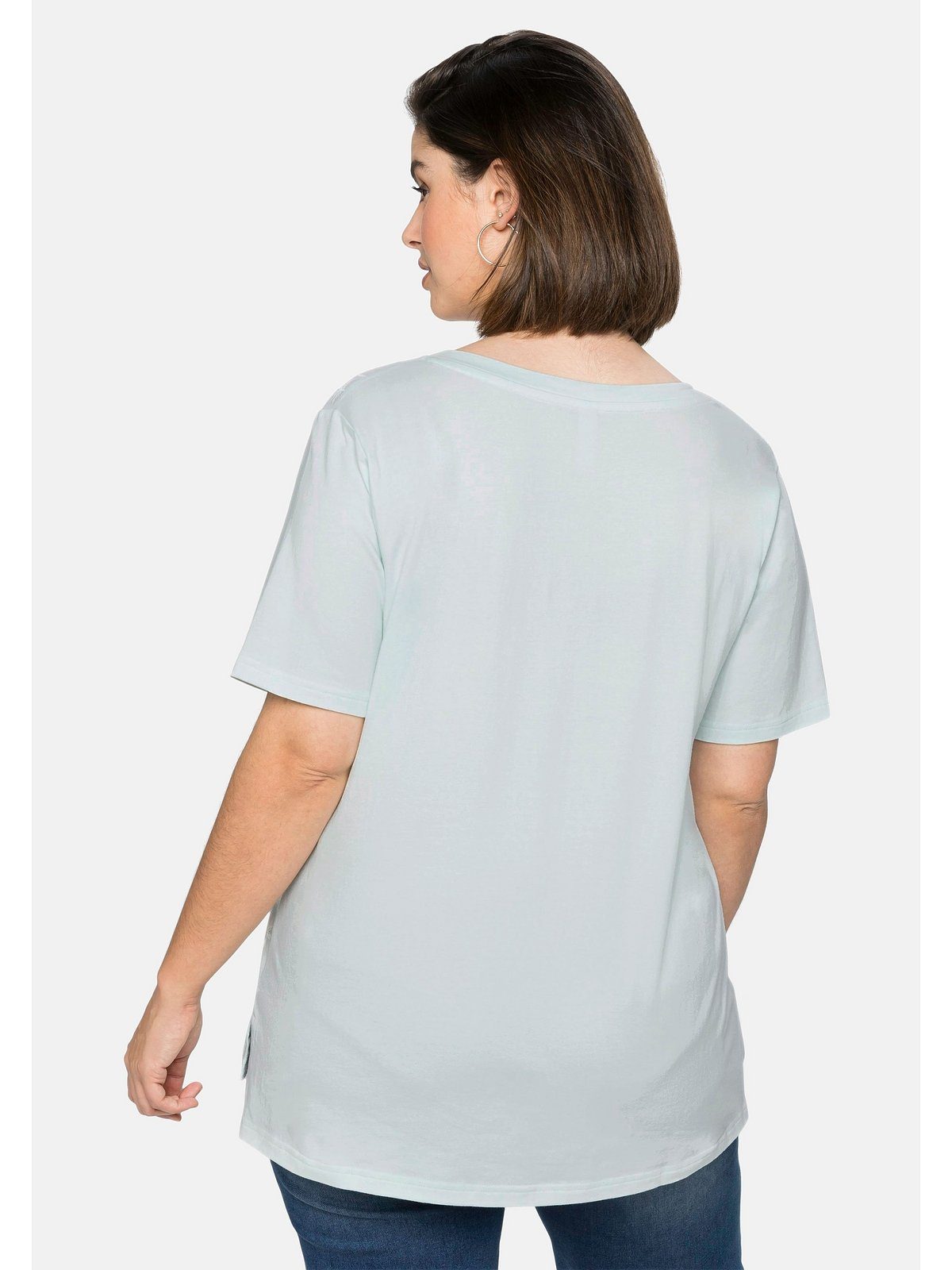 Sheego T-Shirt Große Größen mit tiefem V-Ausschnitt und Palmenprint vorn